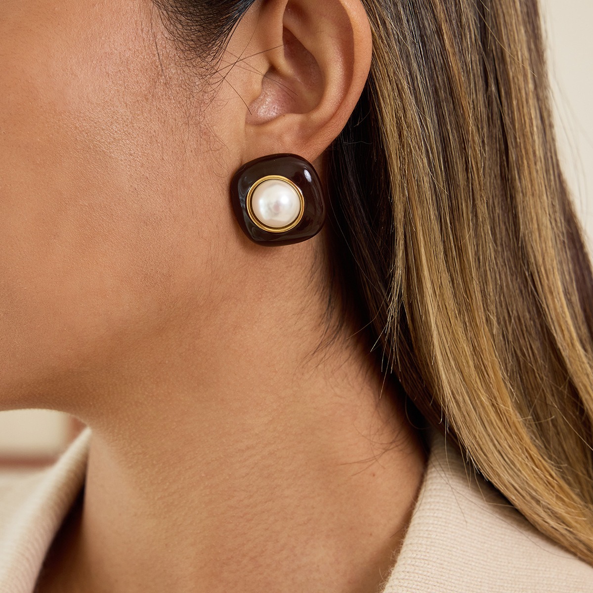 18K gold-plated titanium steel stud earrings with enamel and pearls. - Image 2