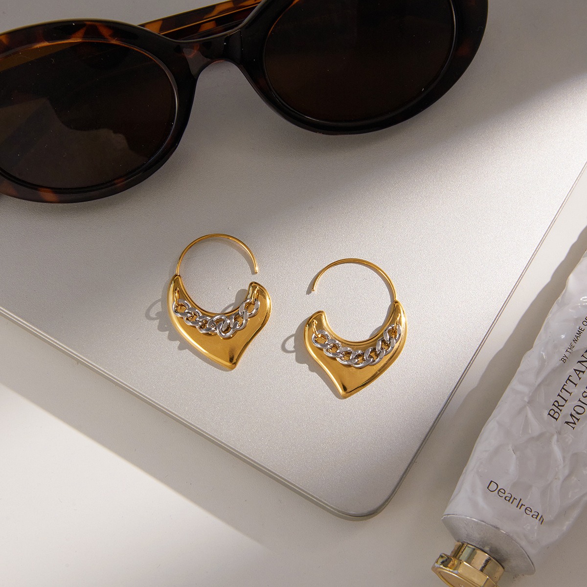 18K gold lightweight luxury heart-shaped earrings - Image 2