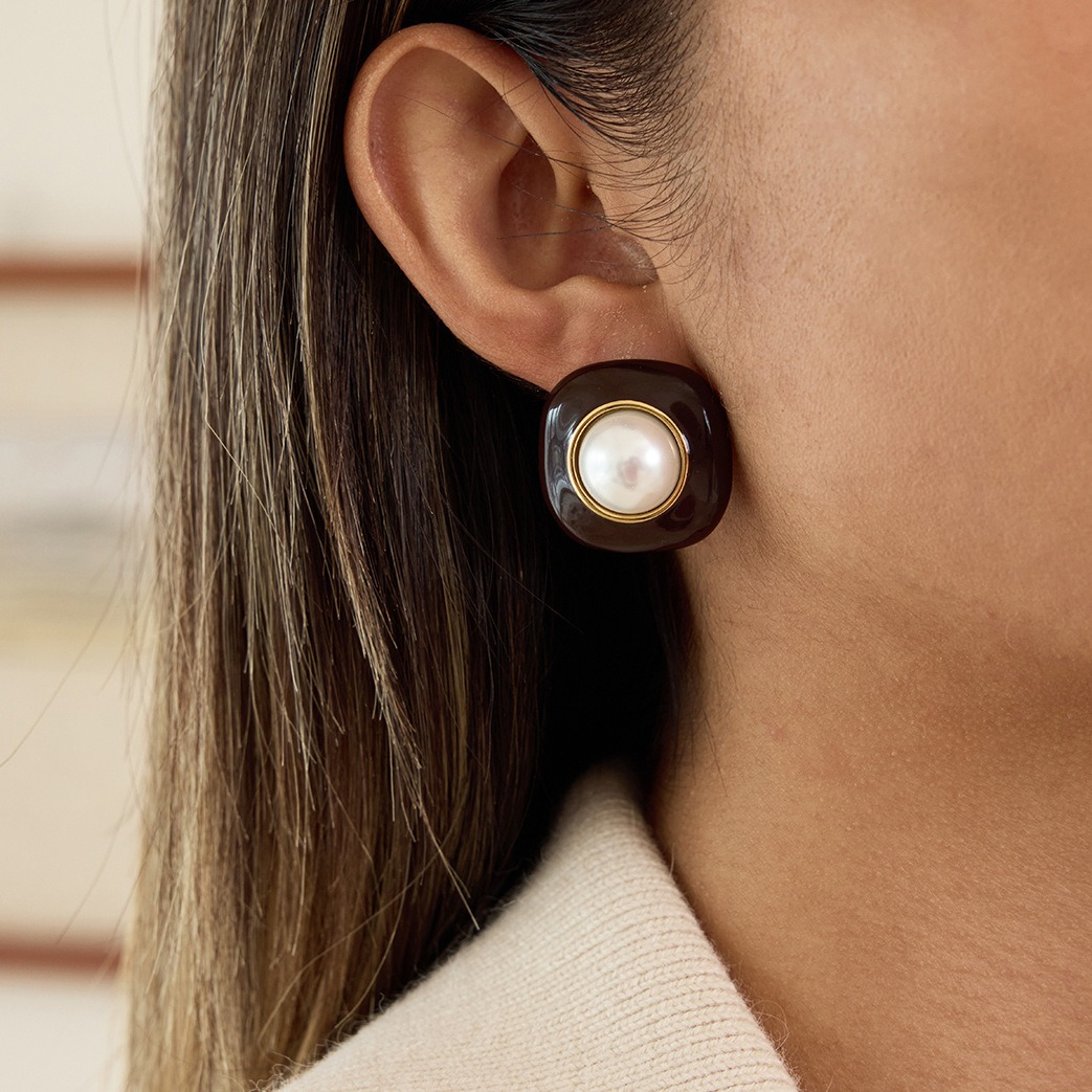 18K gold-plated titanium steel stud earrings with enamel and pearls. - Image 3