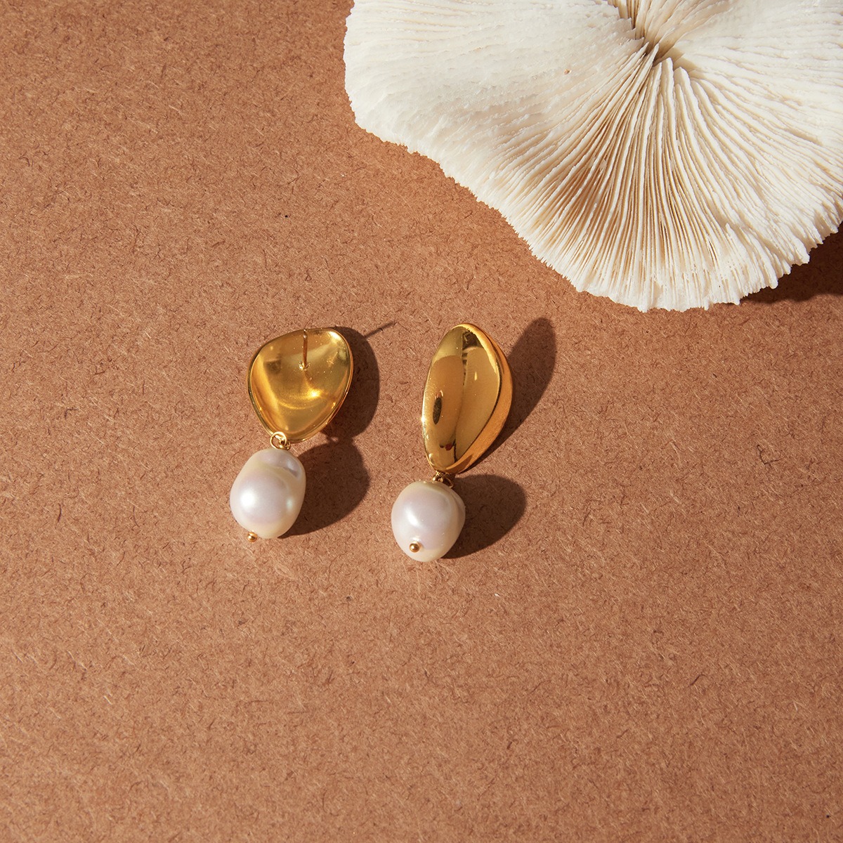 18K gold-plated pearl and titanium steel stud earrings - Image 2