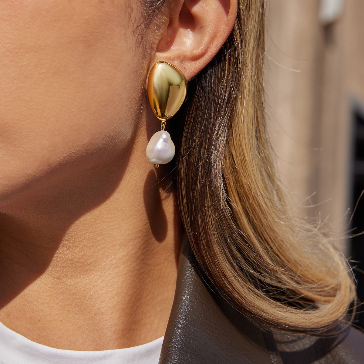 18K gold-plated pearl and titanium steel stud earrings - Image 3