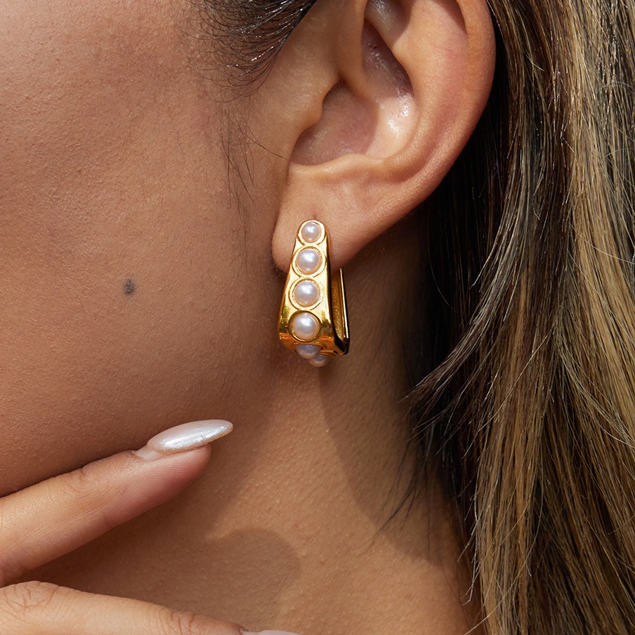 18K gold lightweight luxury earrings with embedded pearls. - Image 2