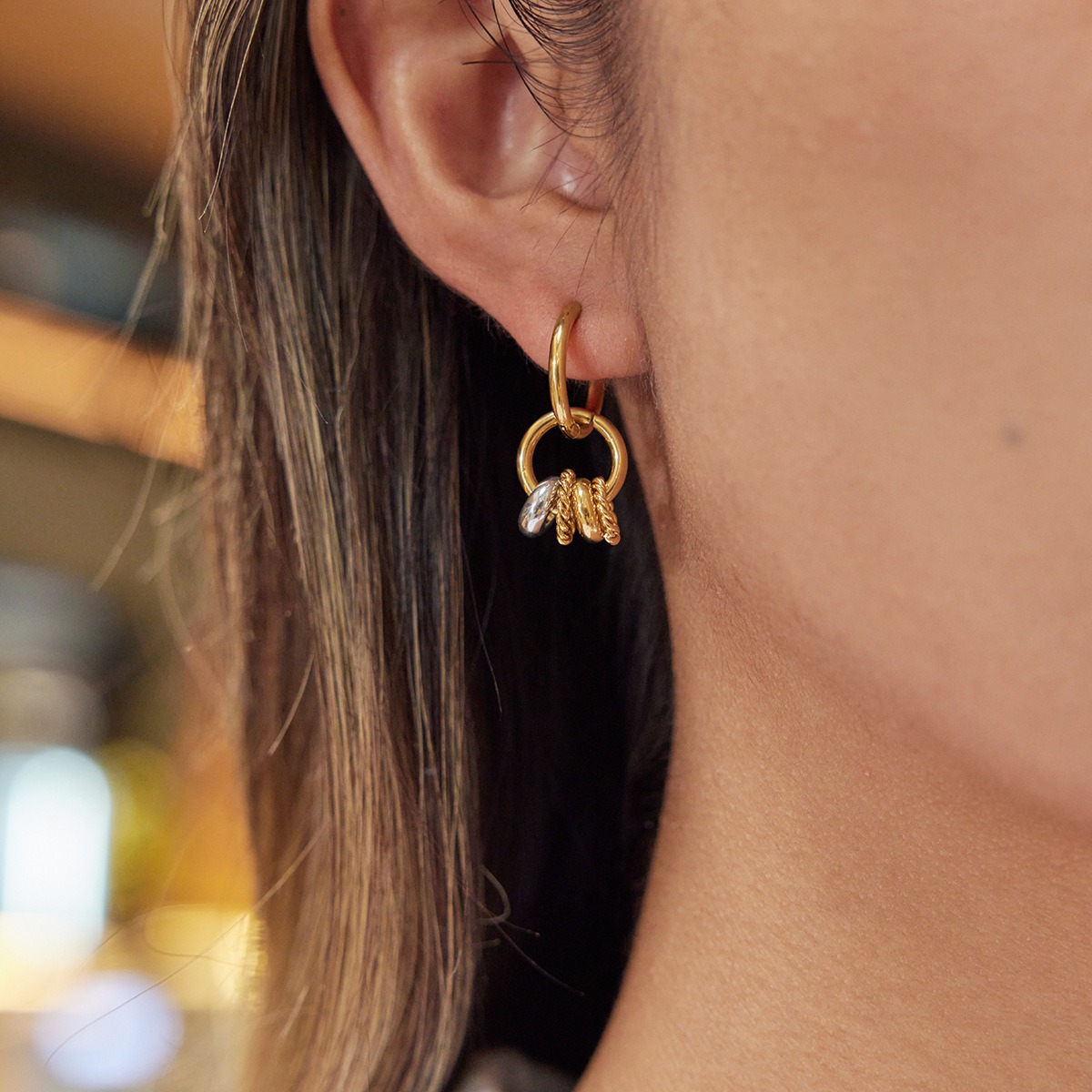 18K gold lightweight luxury hoop earrings - Image 3
