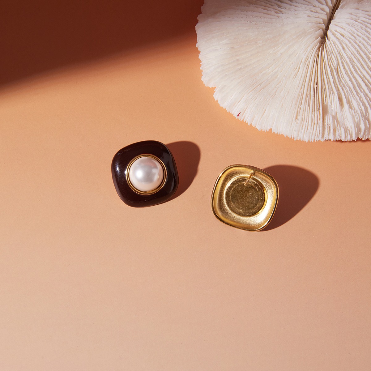 18K gold-plated titanium steel stud earrings with enamel and pearls. - Image 4