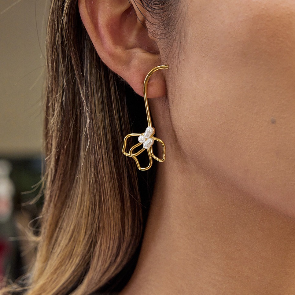 18K gold lightweight luxury high-end flower and pearl stud earrings - Image 3