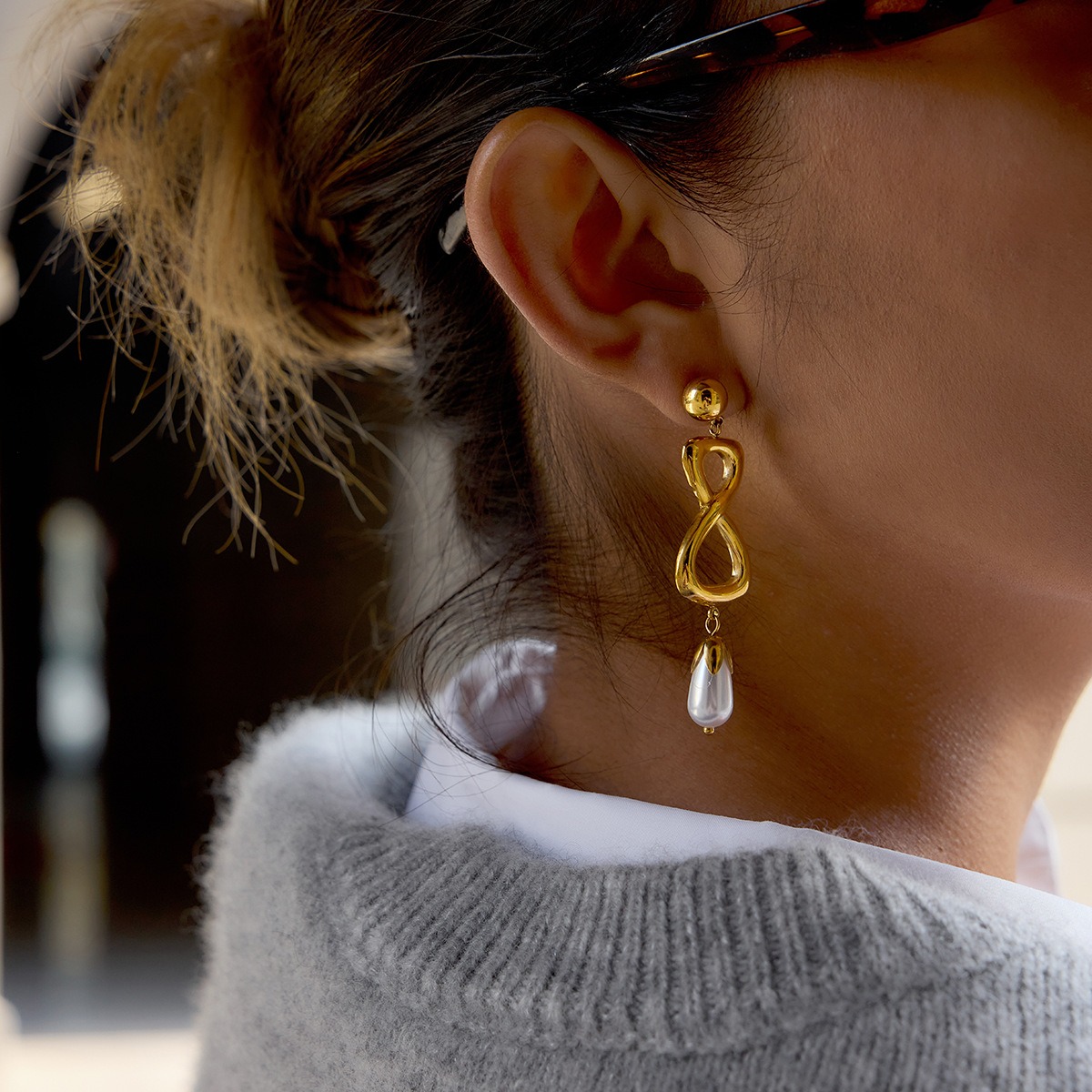 18K gold figure-eight shaped titanium steel earrings for autumn and winter. - Image 2