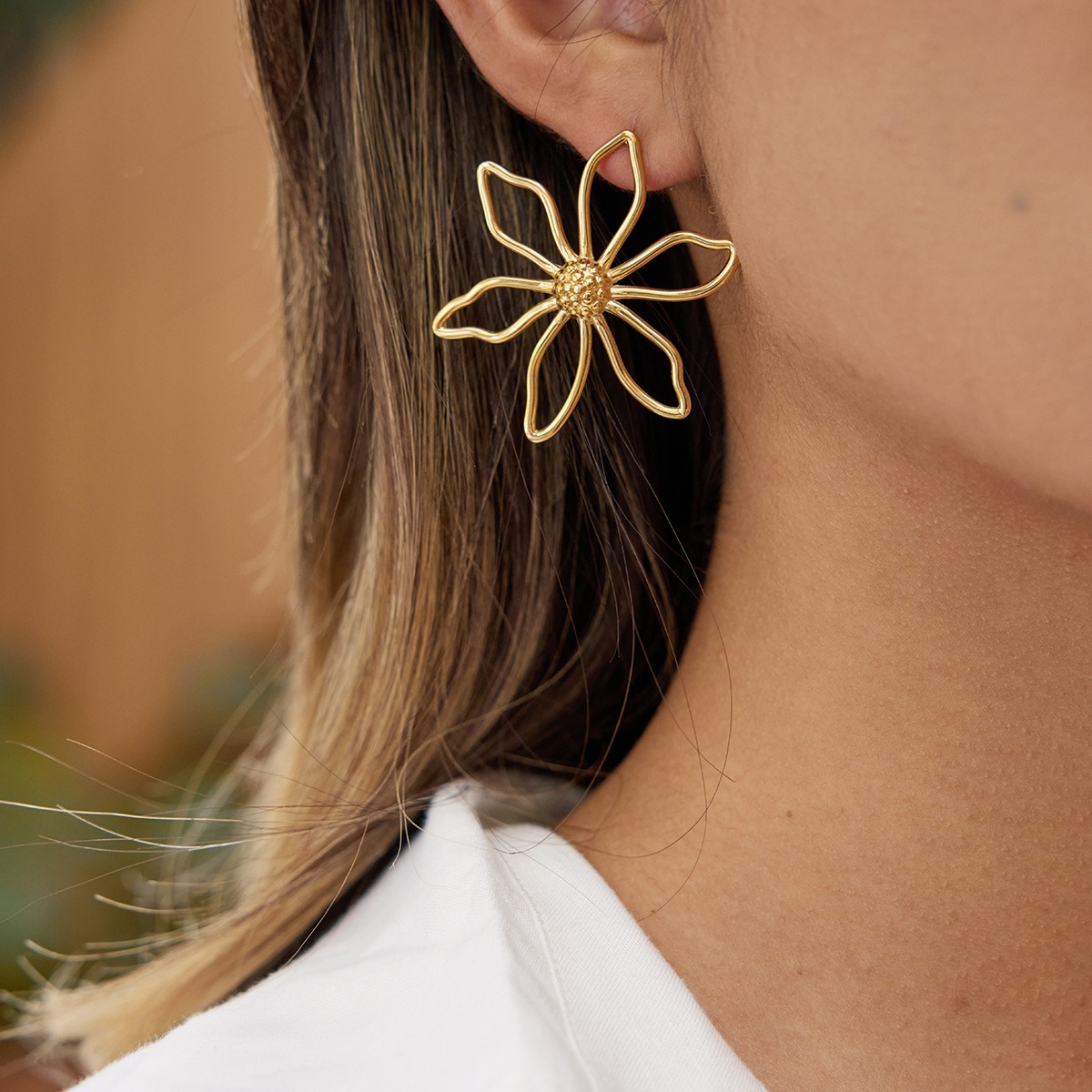 18K gold wire flower stud earrings - Image 5
