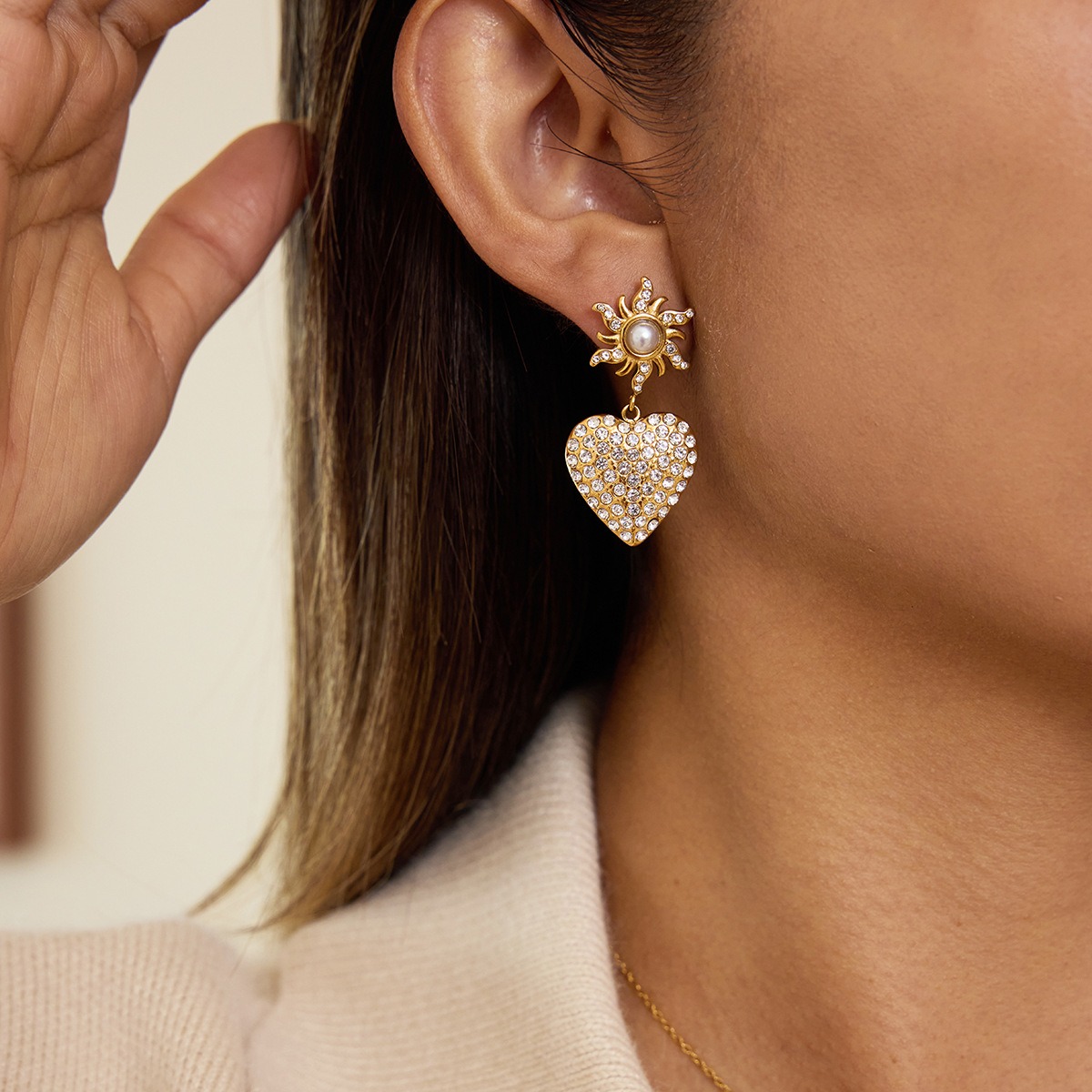 18K gold-plated, rhinestone-embellished heart-shaped pearl titanium steel stud earrings - Image 3