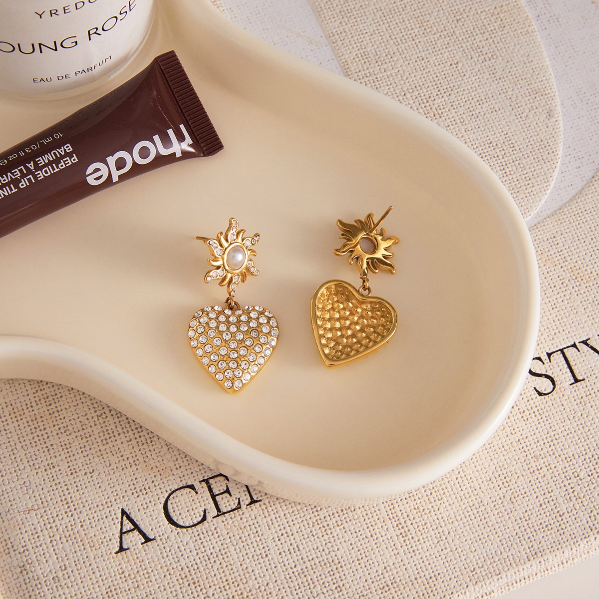 18K gold-plated, rhinestone-embellished heart-shaped pearl titanium steel stud earrings - Image 4