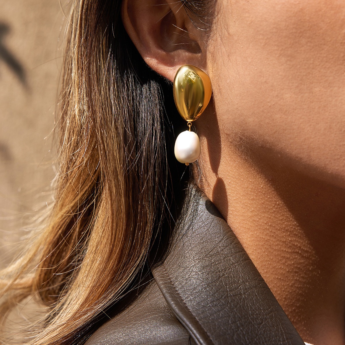 18K gold-plated pearl and titanium steel stud earrings - Image 4