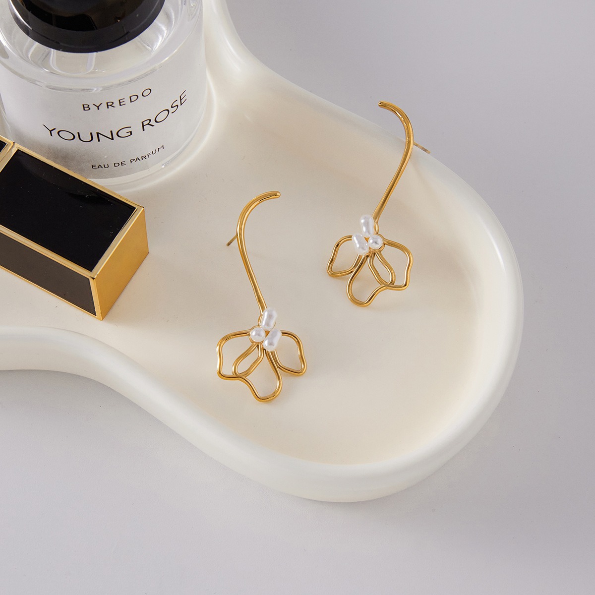 18K gold lightweight luxury high-end flower and pearl stud earrings - Image 4