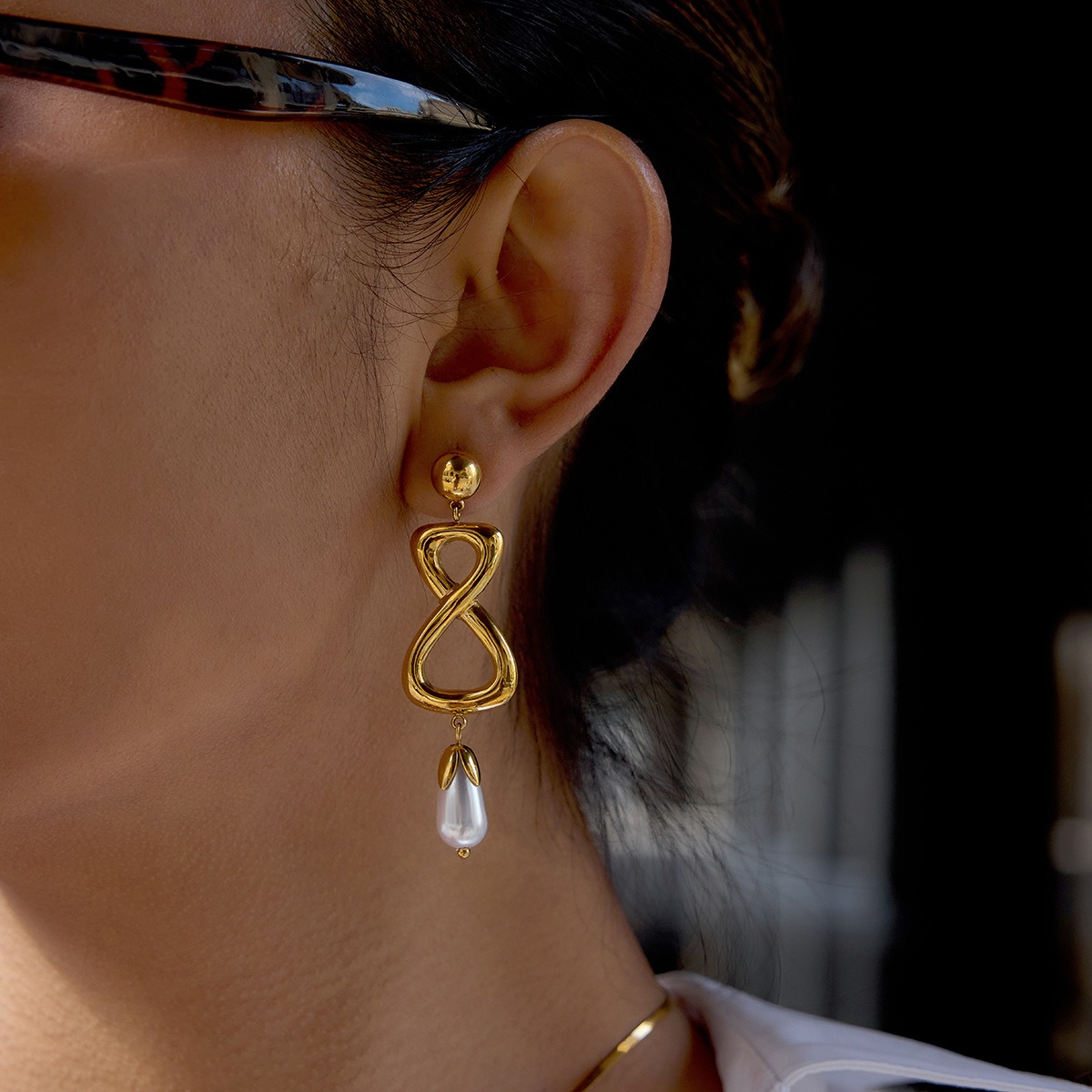 18K gold figure-eight shaped titanium steel earrings for autumn and winter. - Image 4