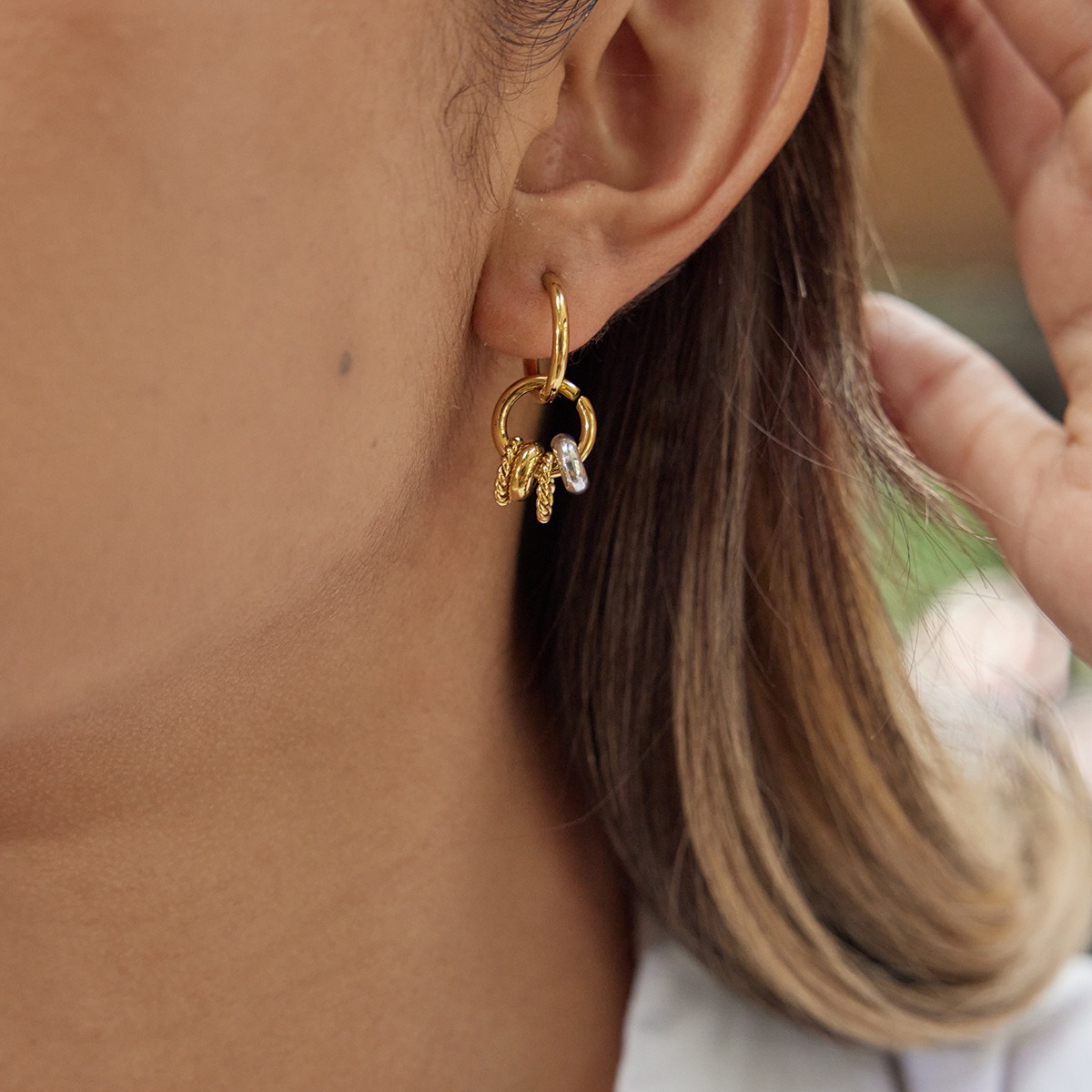 18K gold lightweight luxury hoop earrings - Image 5