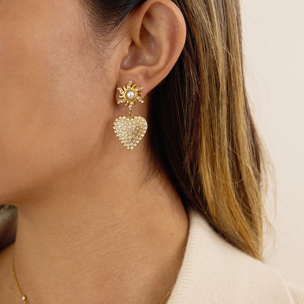 18K gold-plated, rhinestone-embellished heart-shaped pearl titanium steel stud earrings - Image 5
