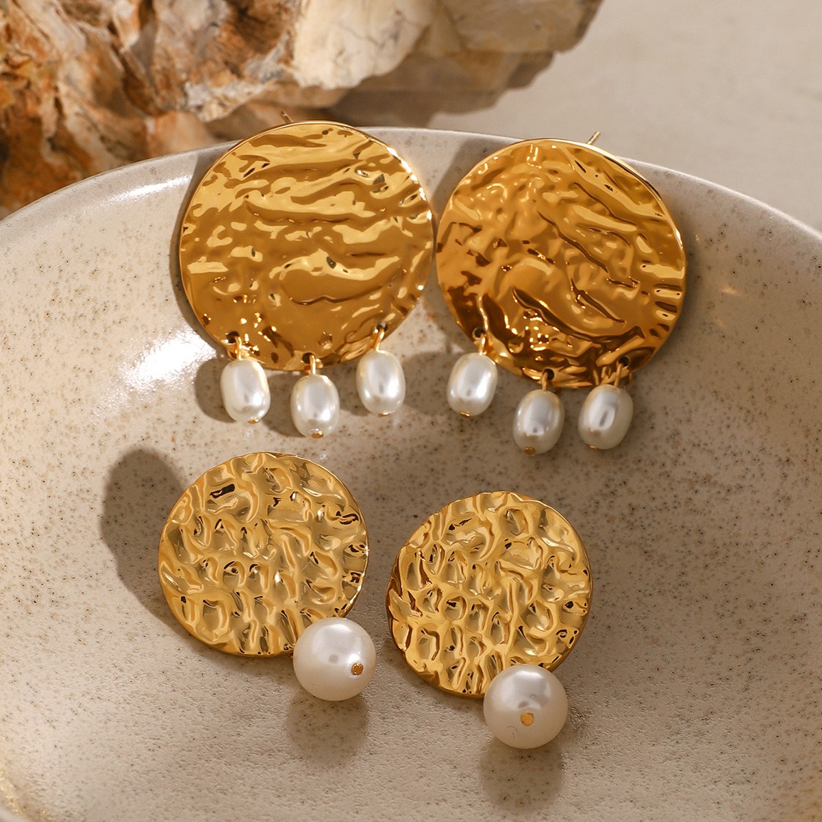 18K gold stylish round earrings with hammered and pearl design