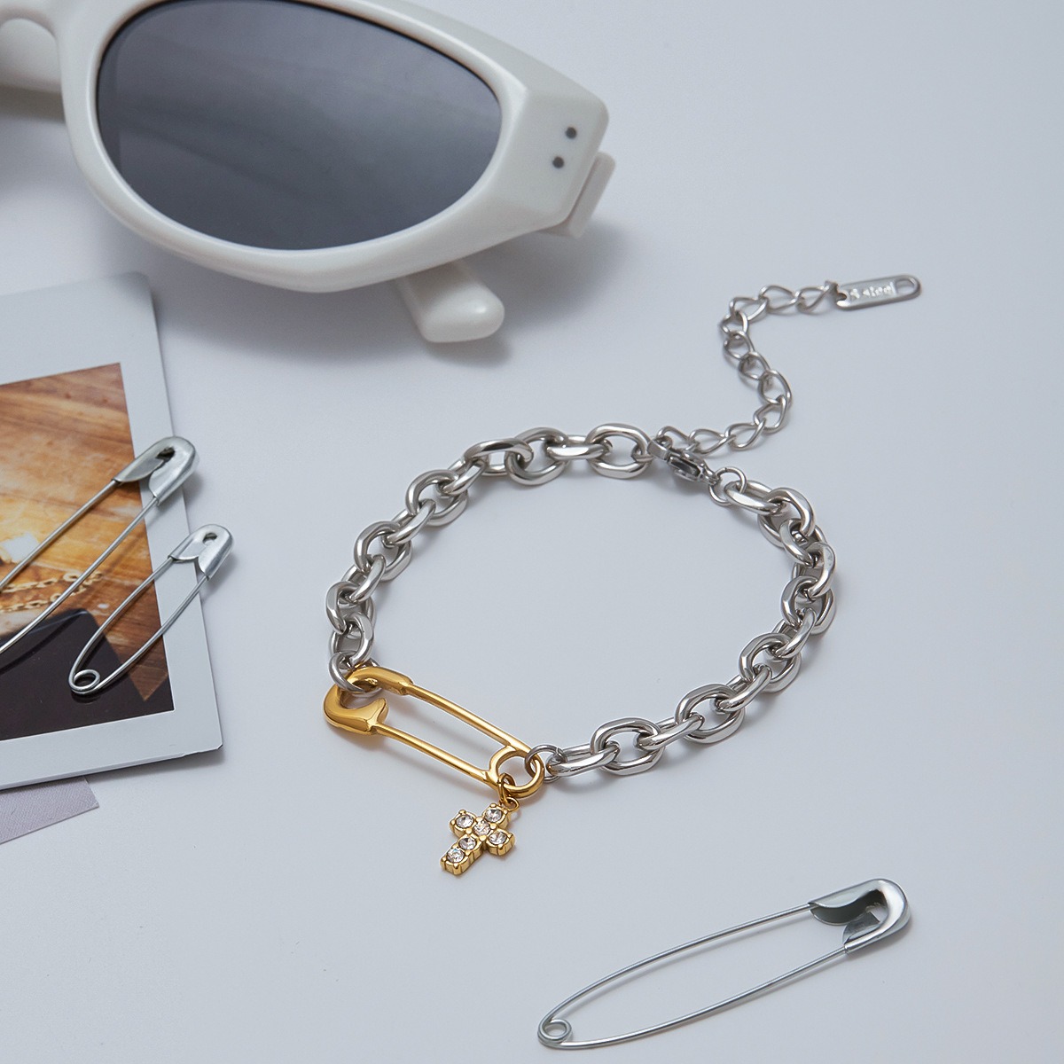 18k gold light luxury high-end titanium steel bracelet - Image 3