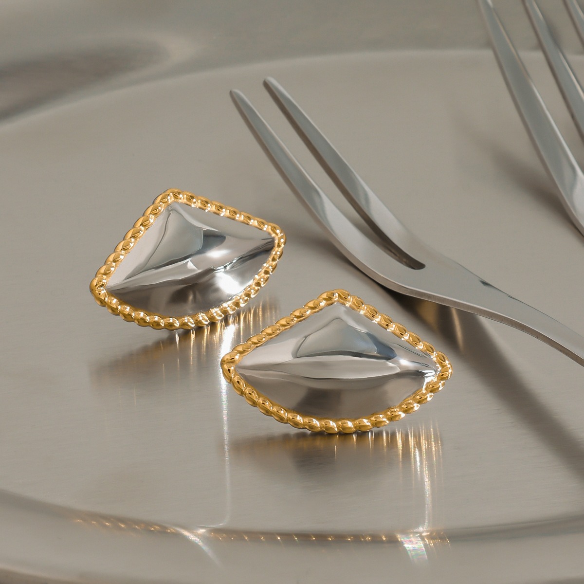 18K gold fan-shaped earrings with gold and silver color matching design - Image 3