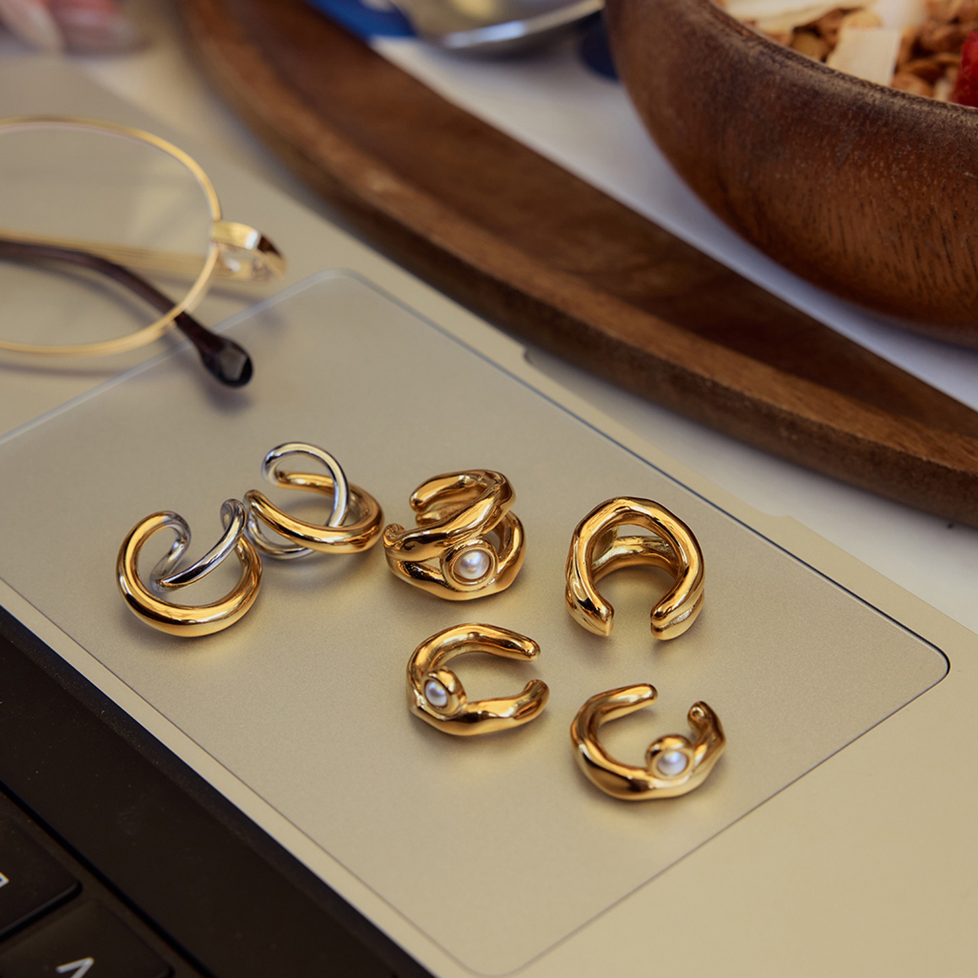 18K gold C-shaped inlaid pearl design classic and fashionable earrings