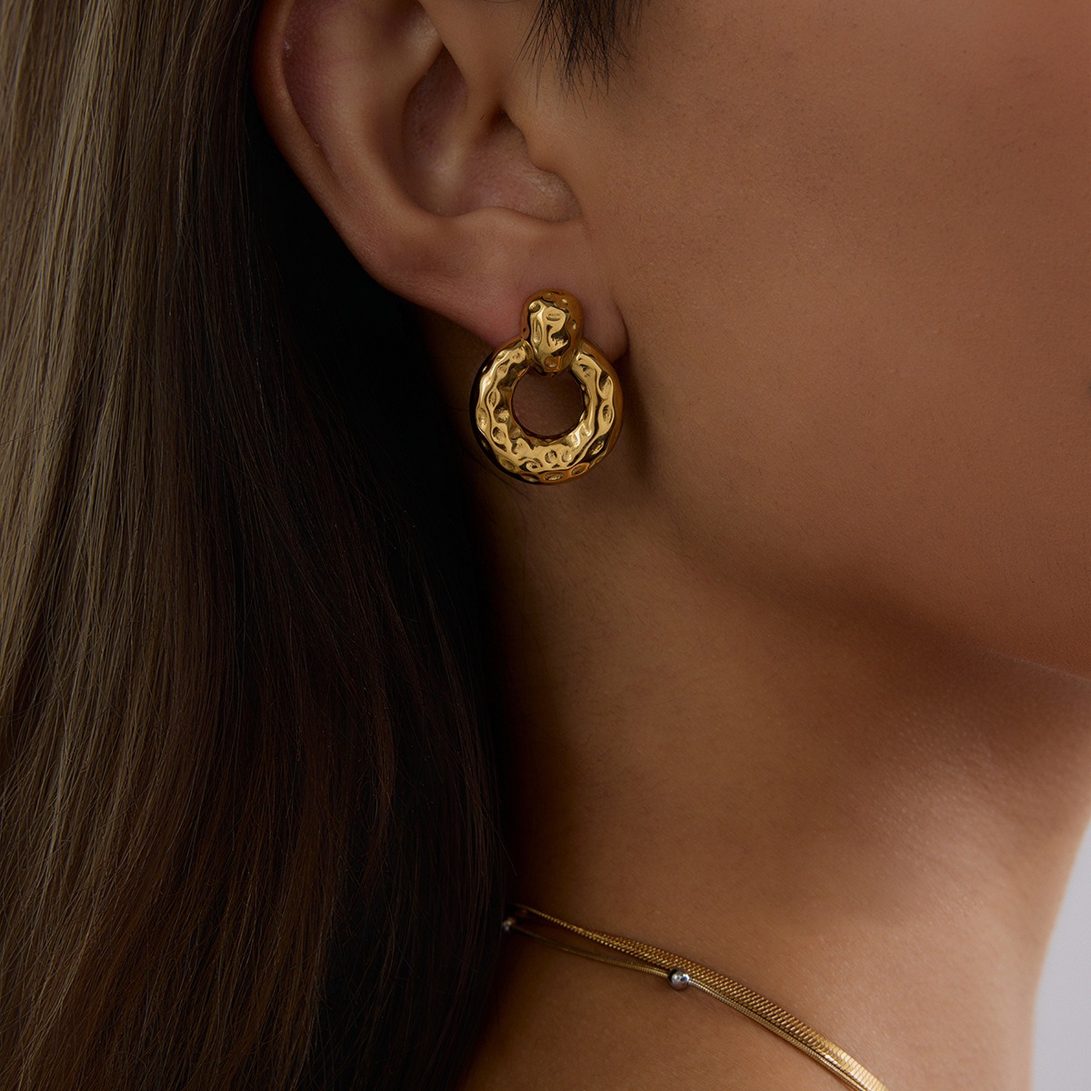 18K gold hollow round with texture design unique personality earrings18K gold hollow round with texture design unique personality earrings - Image 2