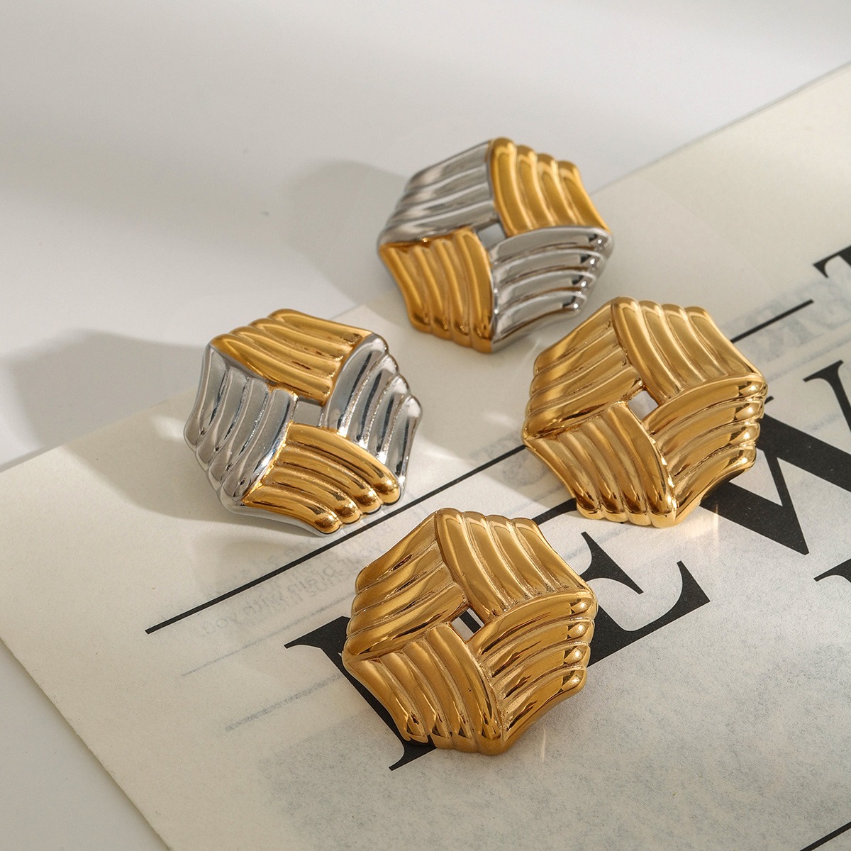 18K gold octagonal earrings with stripes design