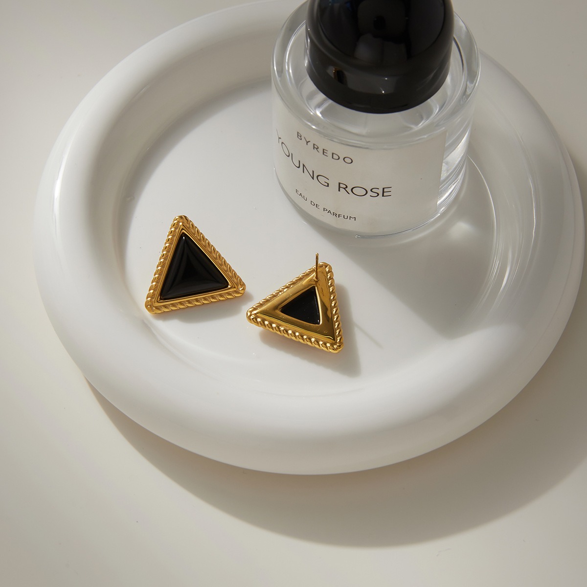 18K gold triangle black onyx stud earrings, a sophisticated and stylish accessory for autumn and winter. - Image 3
