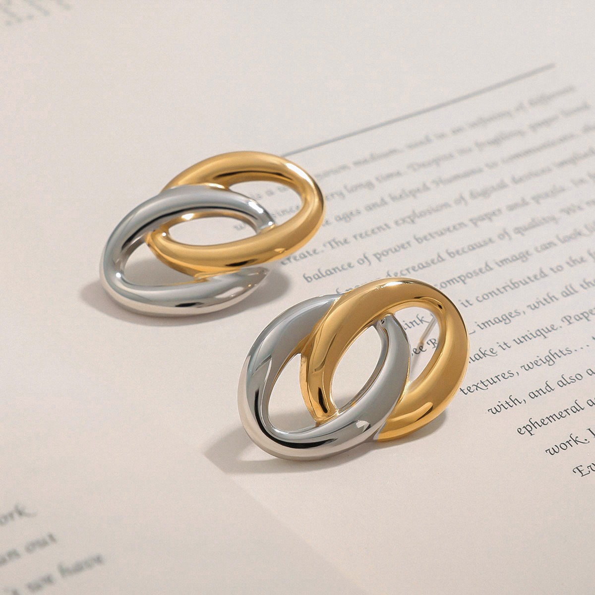 18K gold hollow oval earrings with gold and silver color matching design, simple and elegant