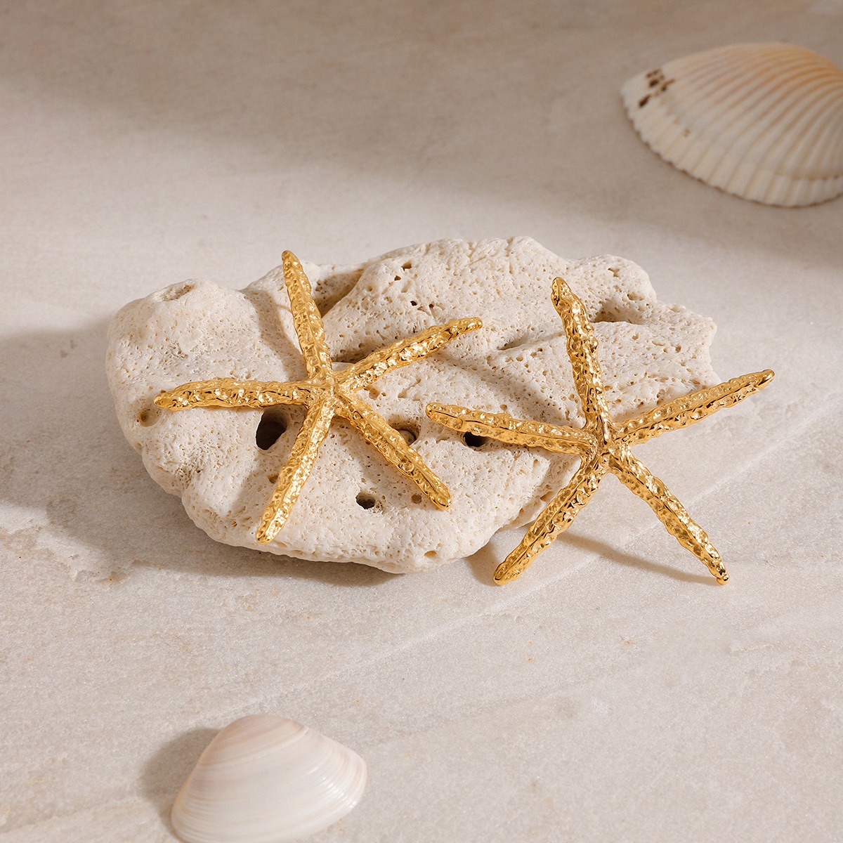 18K gold starfish-shaped earrings with a simple and unique design