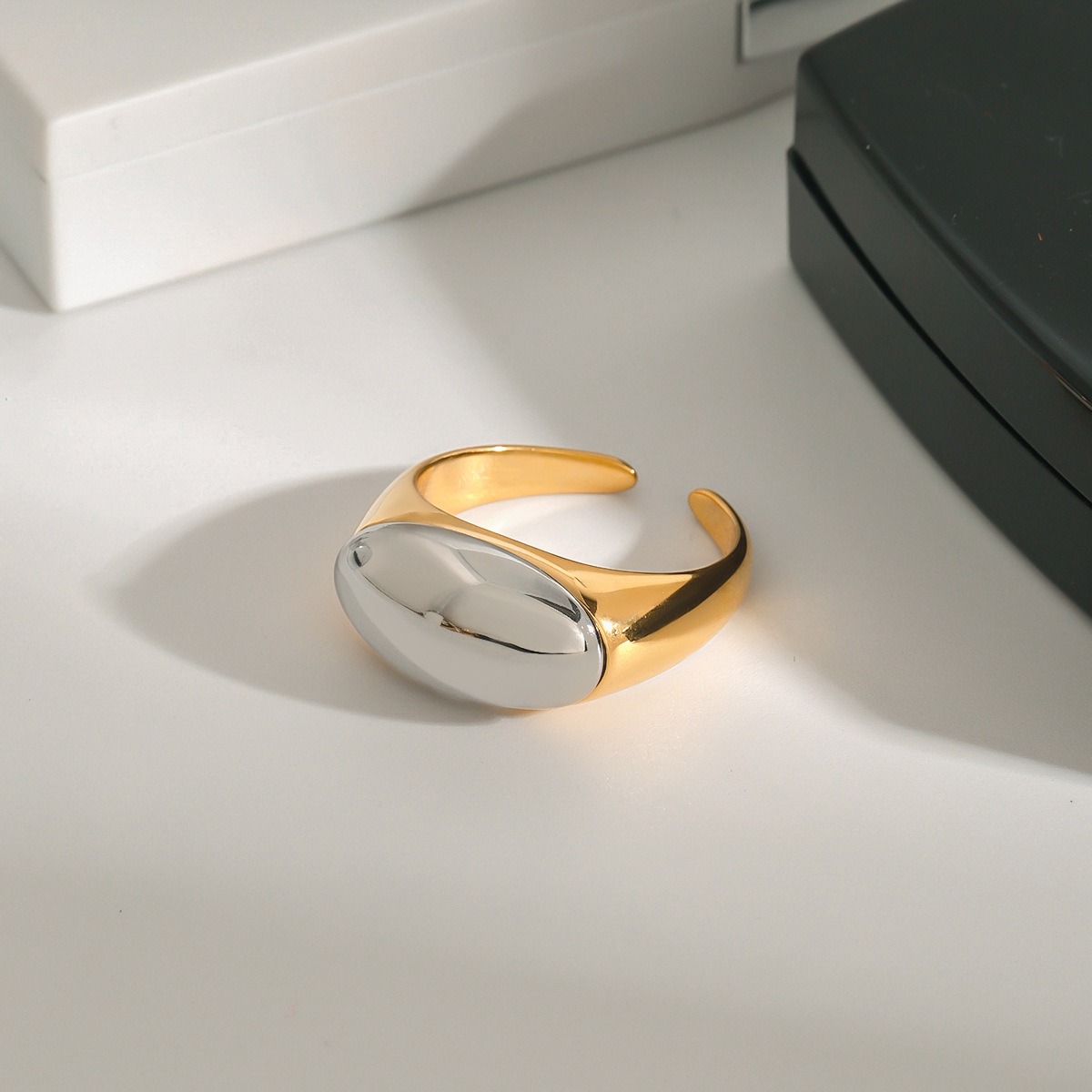 18K gold oval ring with gold and silver color matching design, simple and personalized ring