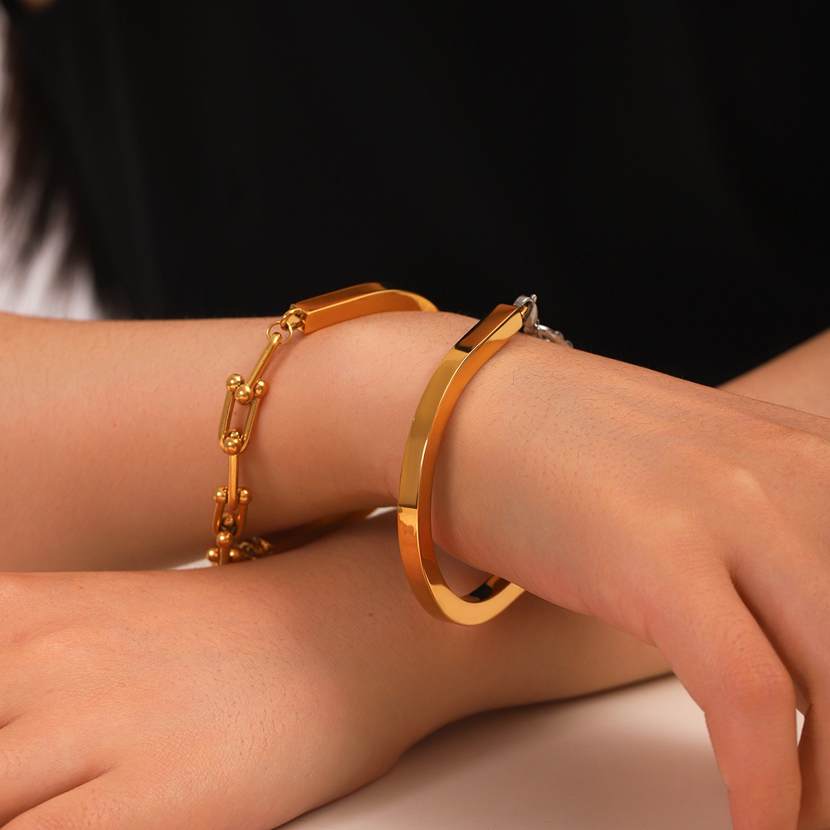 18K gold horseshoe buckle chain link U-shaped clasp bracelet - Image 2