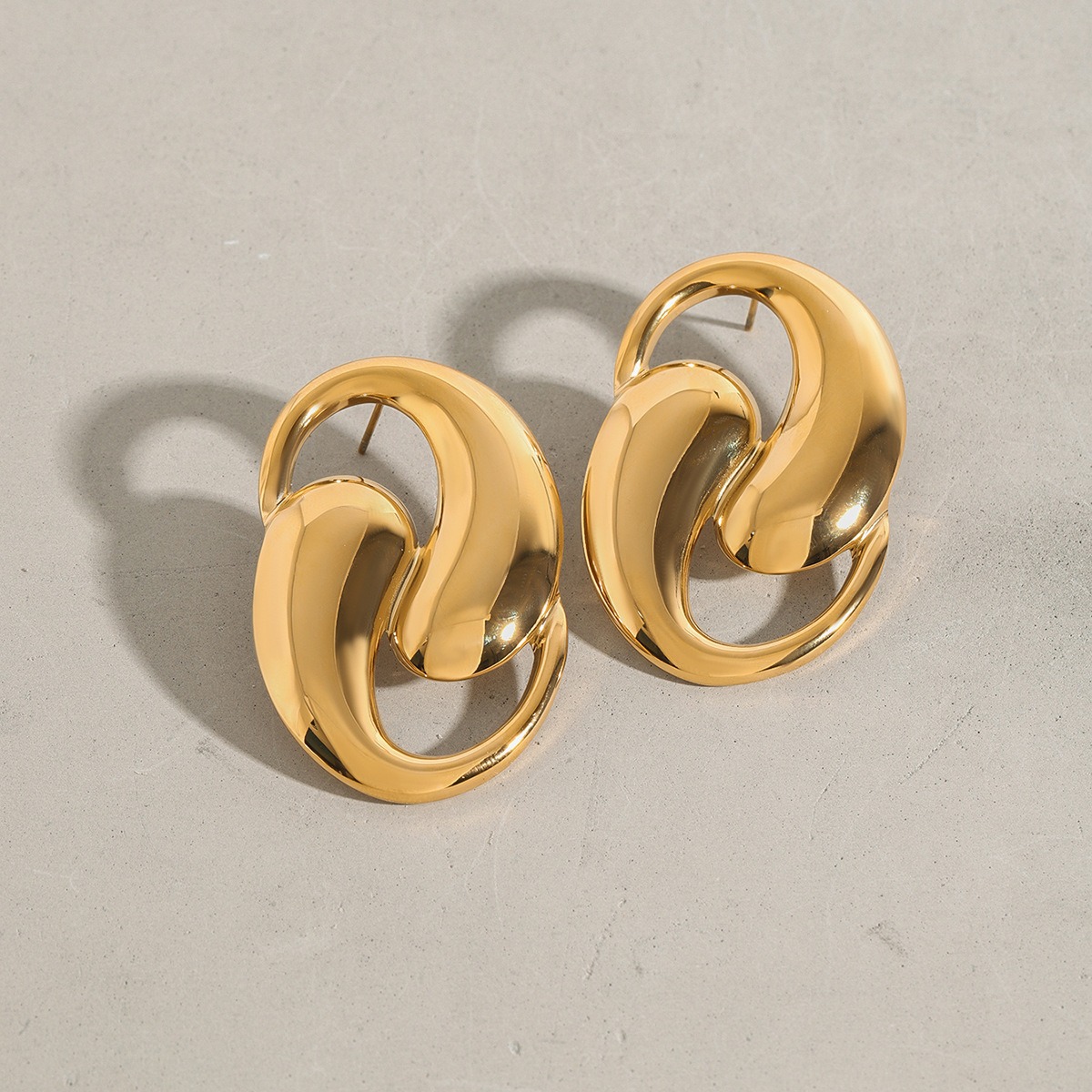 18K gold double teardrop-shaped earrings with hollow design, unique personality - Image 2
