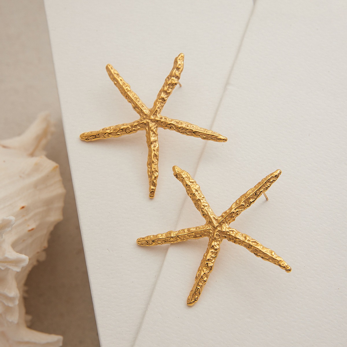 18K gold starfish-shaped earrings with a simple and unique design - Image 2