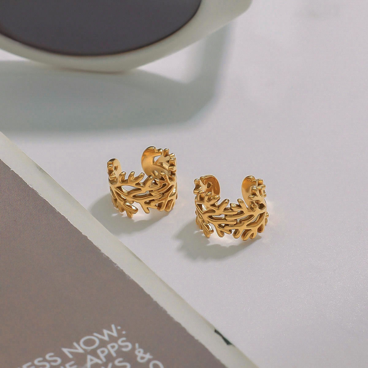 18K gold hollow branch design simple and fashionable earrings