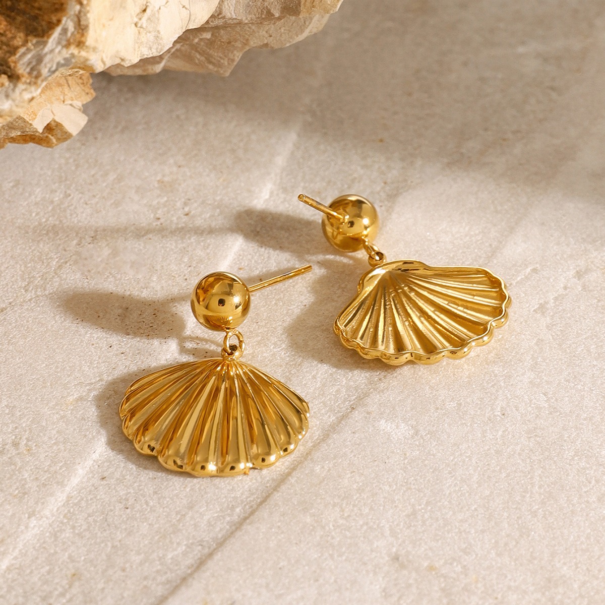 18K gold exquisite and fashionable round beads with shell high-end design earrings