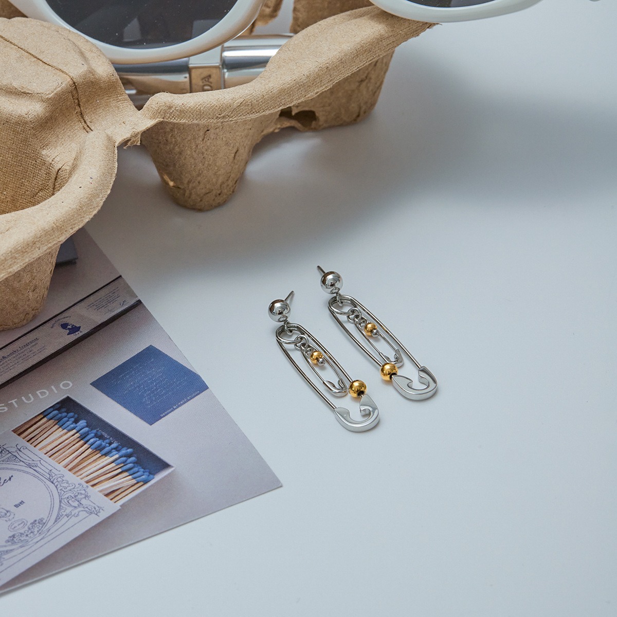 18K gold pin-shaped earrings with round beads, unique and personalized design - Image 2
