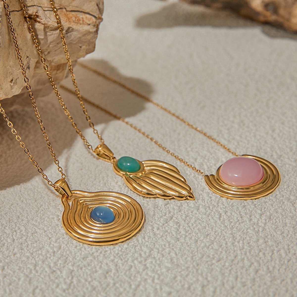 18K gold geometric inlaid gemstone with texture design classic fashion necklace - Image 4