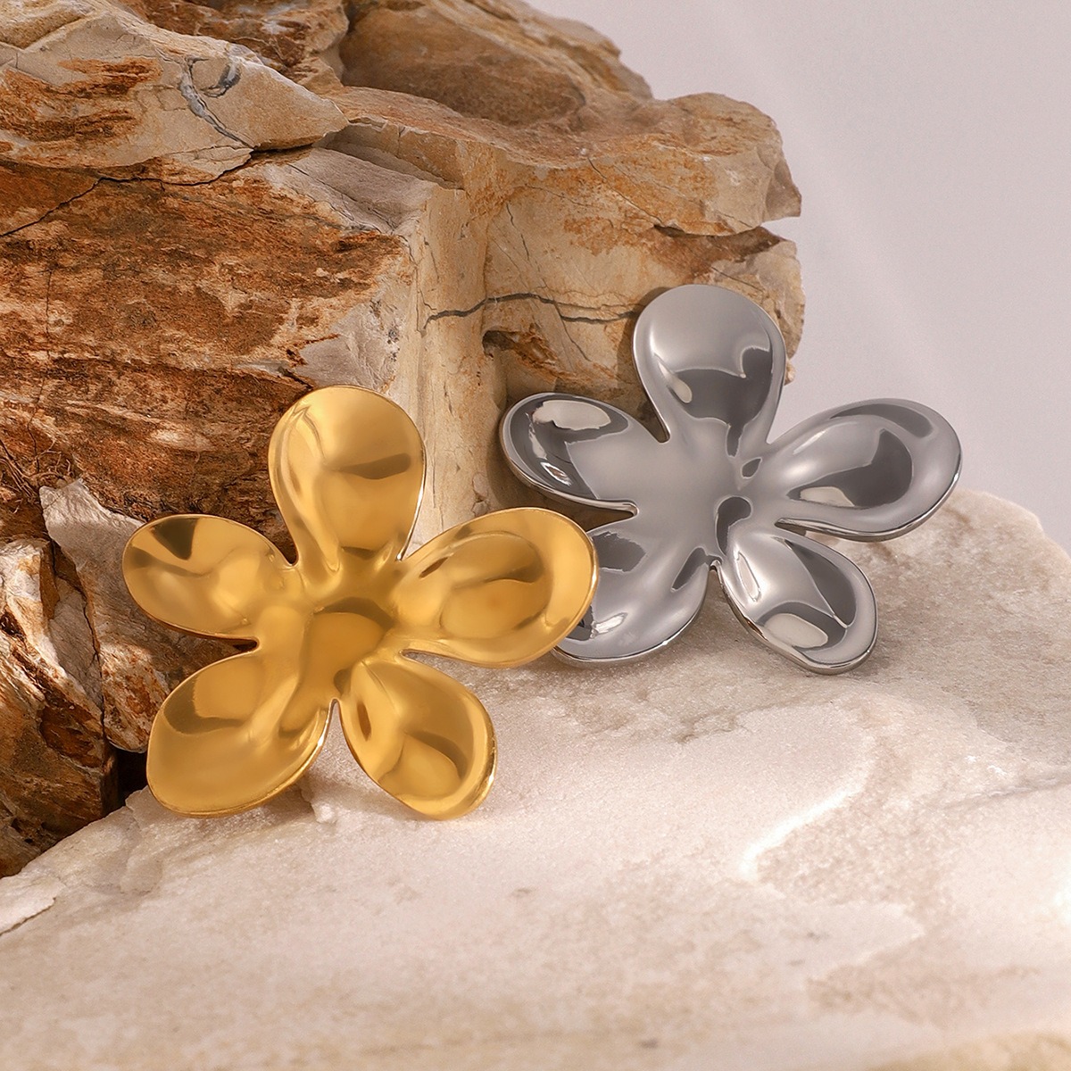 18K gold flower-shaped design luxury brooch