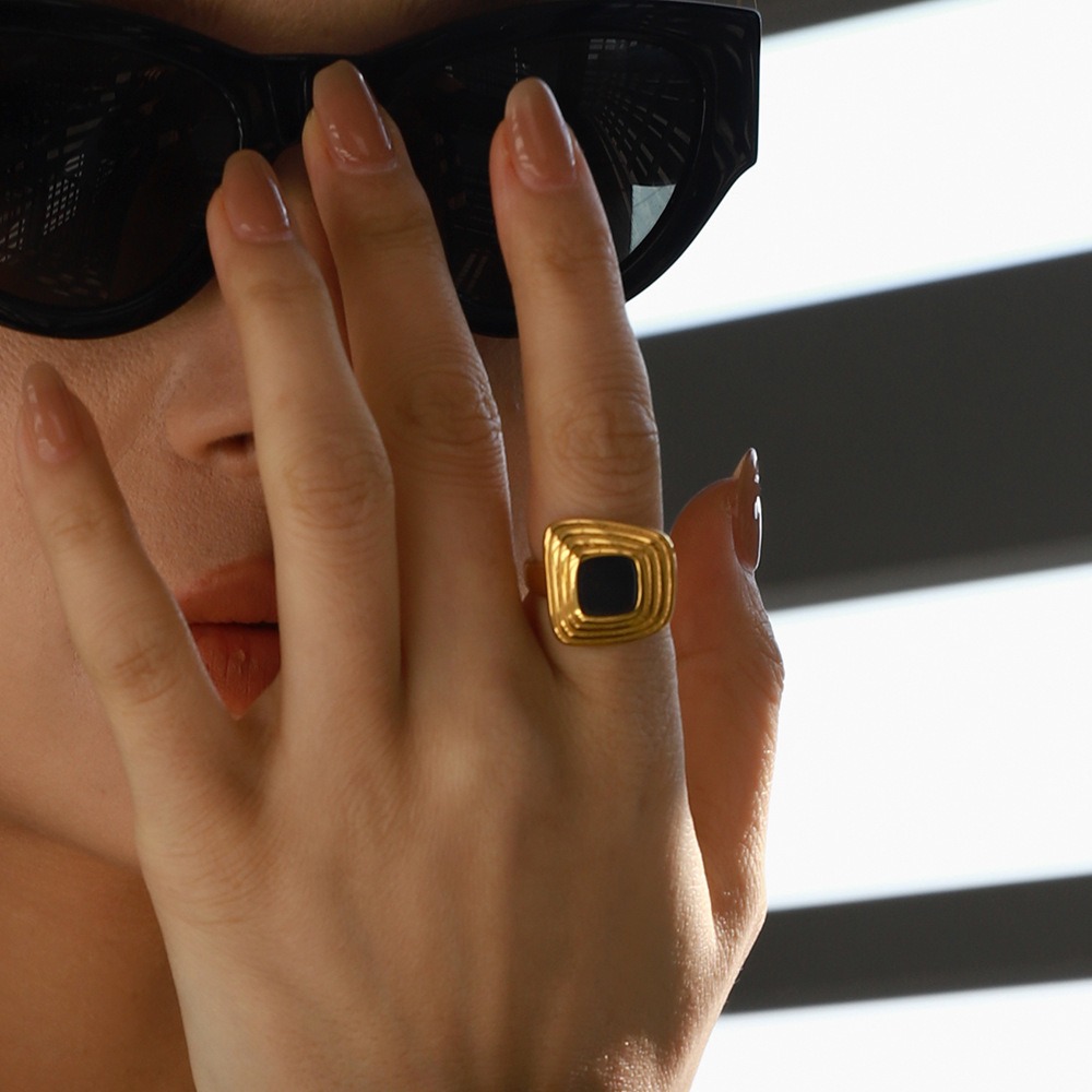 18K gold geometric shape with texture design classic fashion ring - Image 2