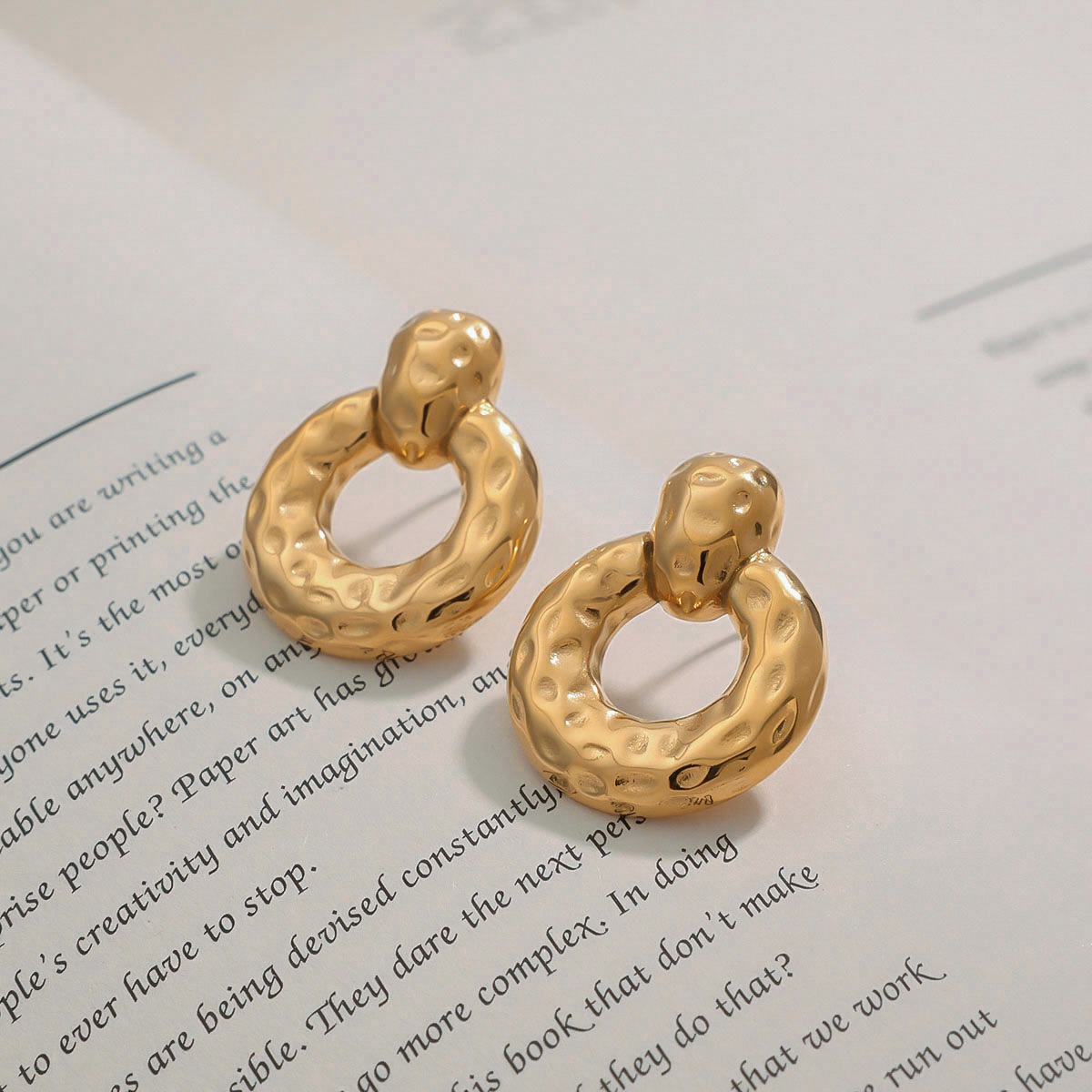 18K gold hollow round with texture design unique personality earrings18K gold hollow round with texture design unique personality earrings - Image 4