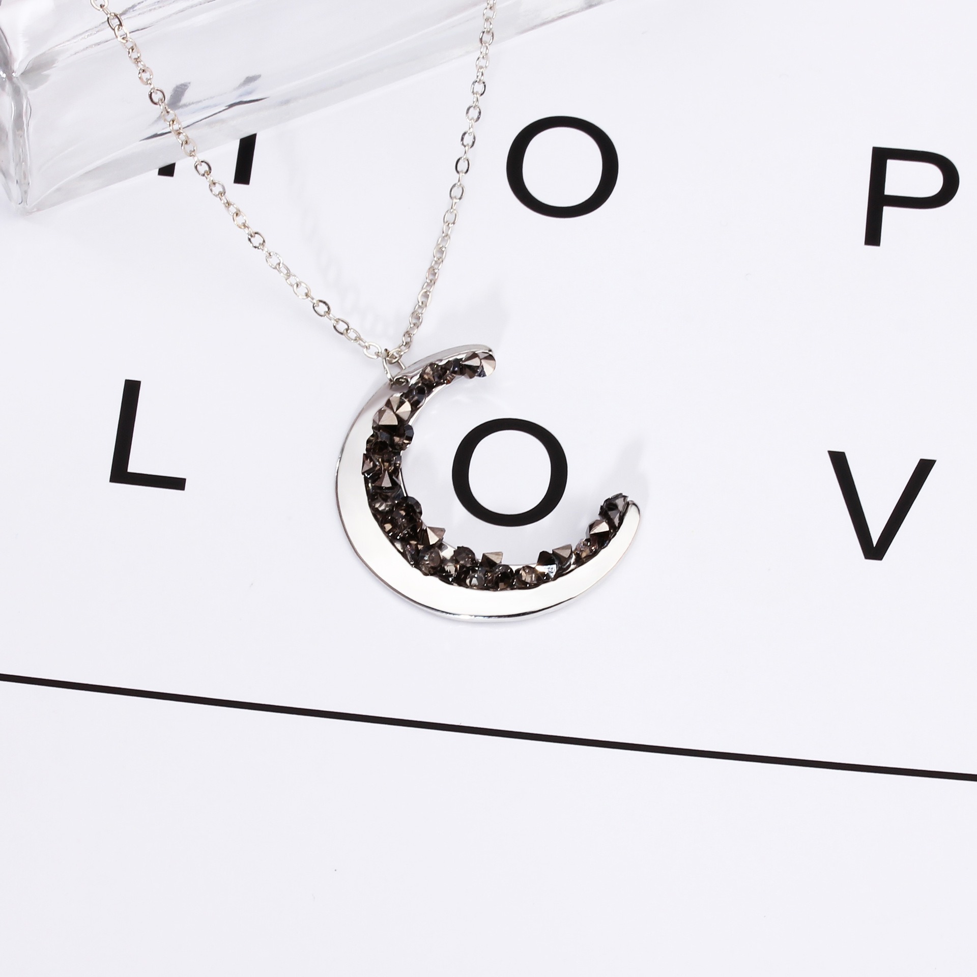 Light luxury moon rhinestone necklace - Image 4