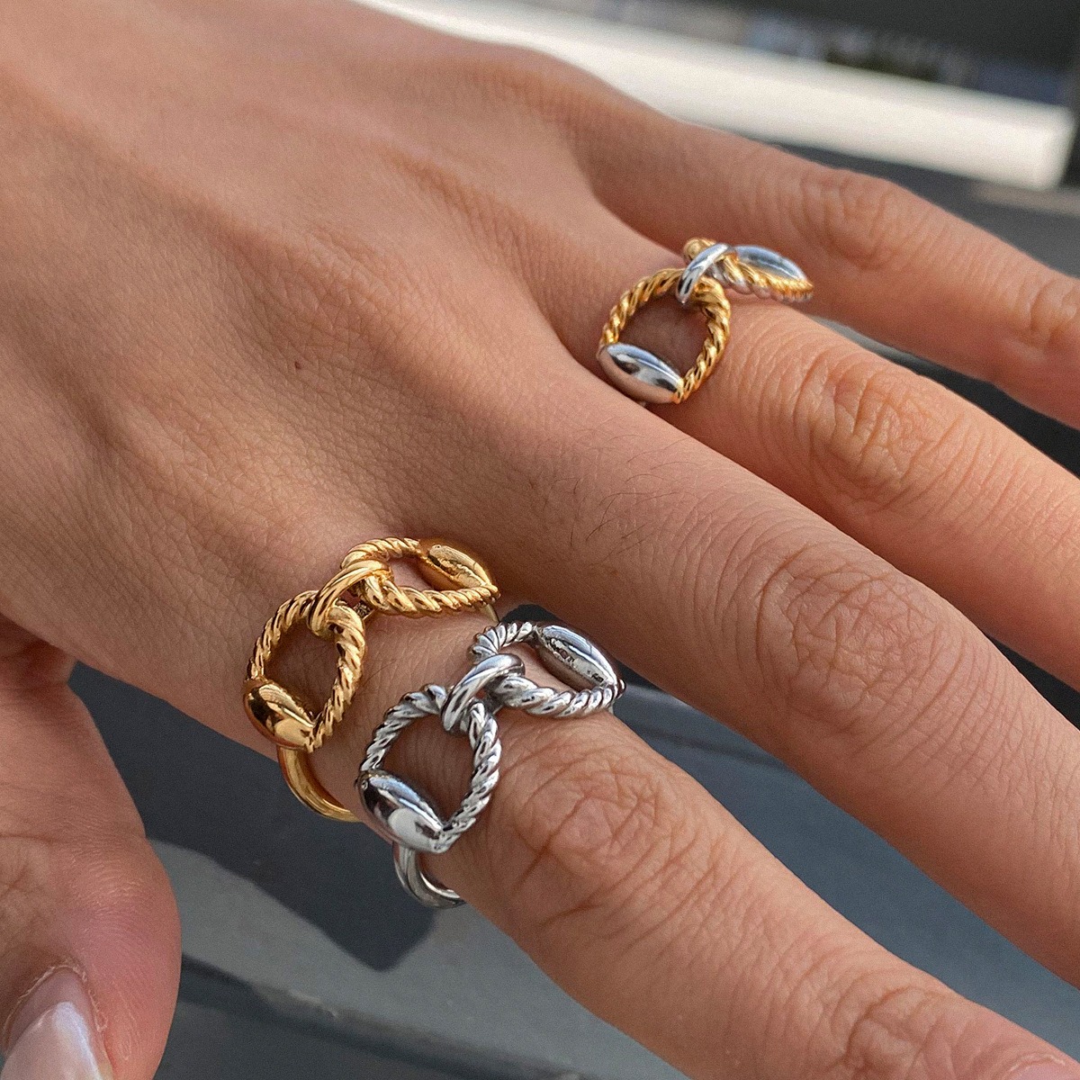 18K gold geometric shape with texture design simple and fashionable open ring - Image 4