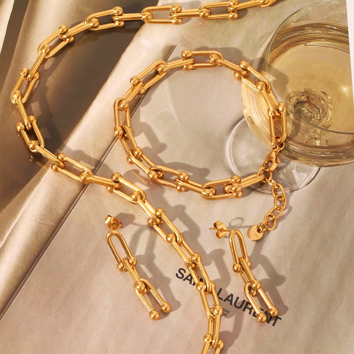 18k gold horseshoe chain bracelet and earrings - Image 4
