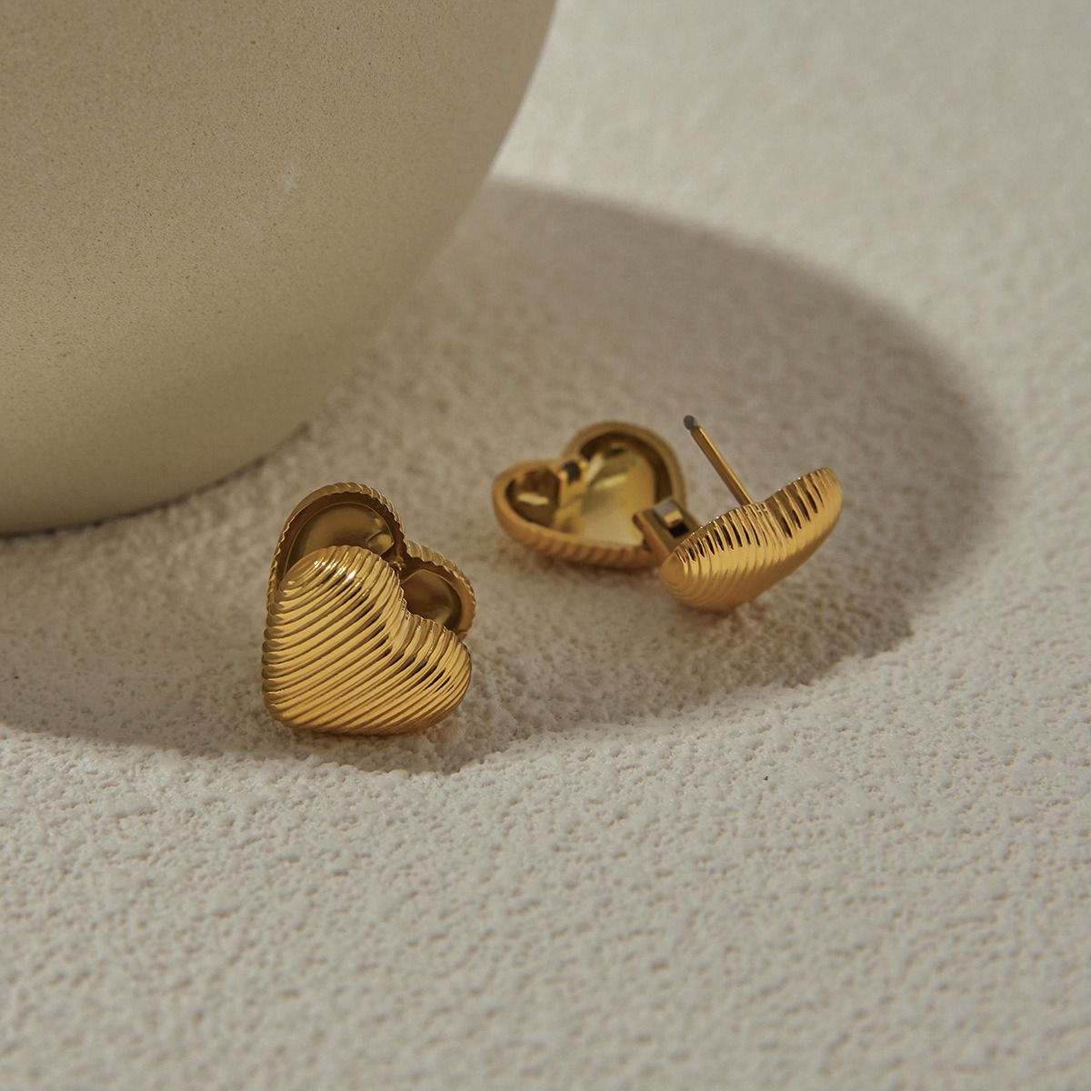 18K gold heart-shaped earrings with textured design, simple and fashionable - Image 3