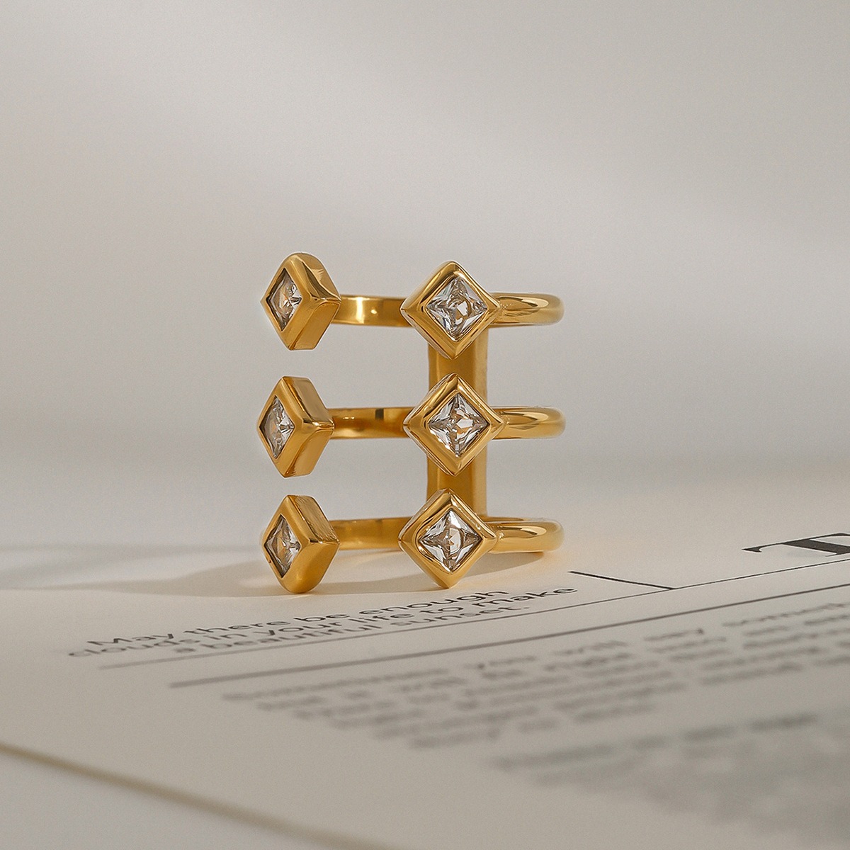 18K gold diamond-shaped gemstone-inlaid ring with exaggerated personality