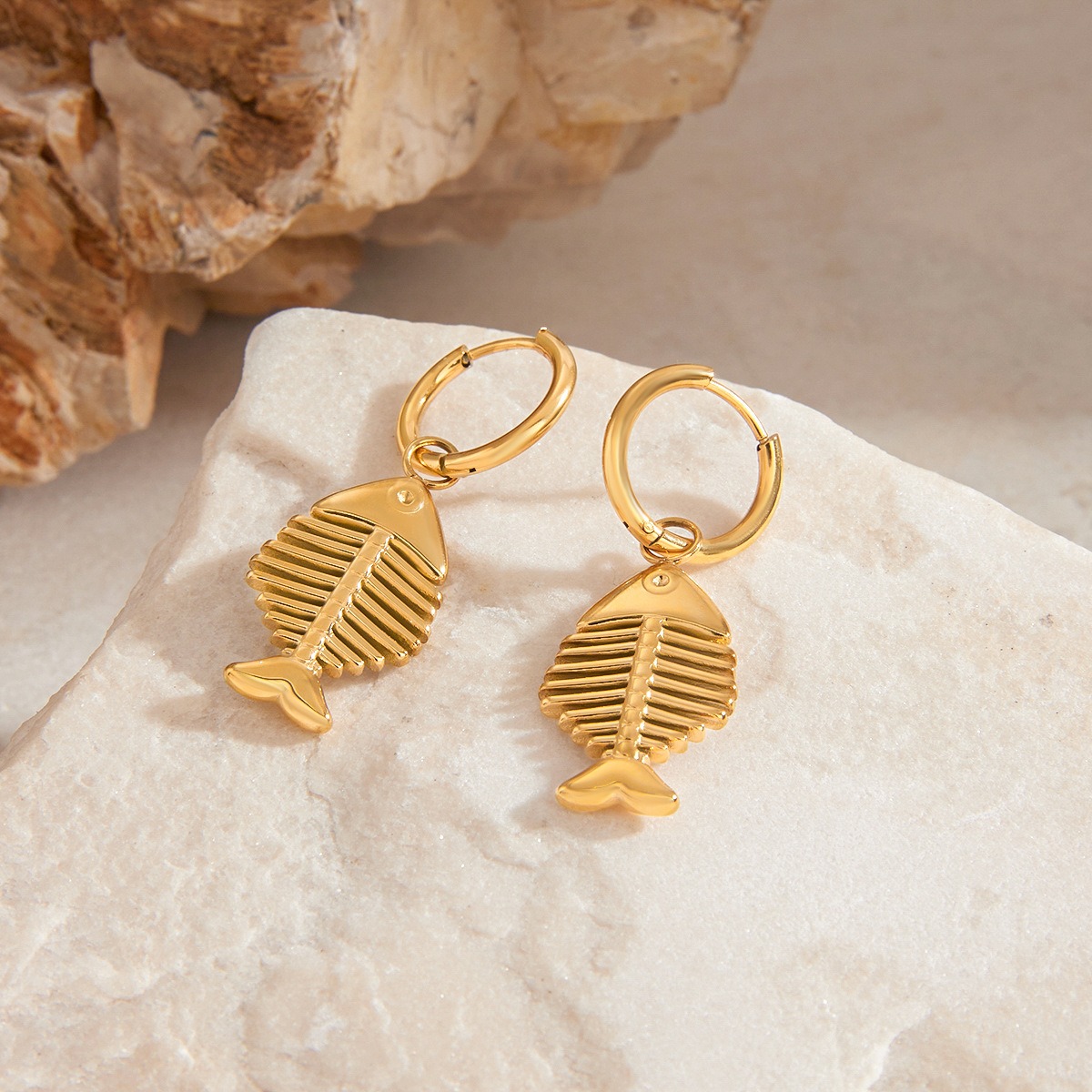 18K goldfishbone-shaped earrings with unique personality