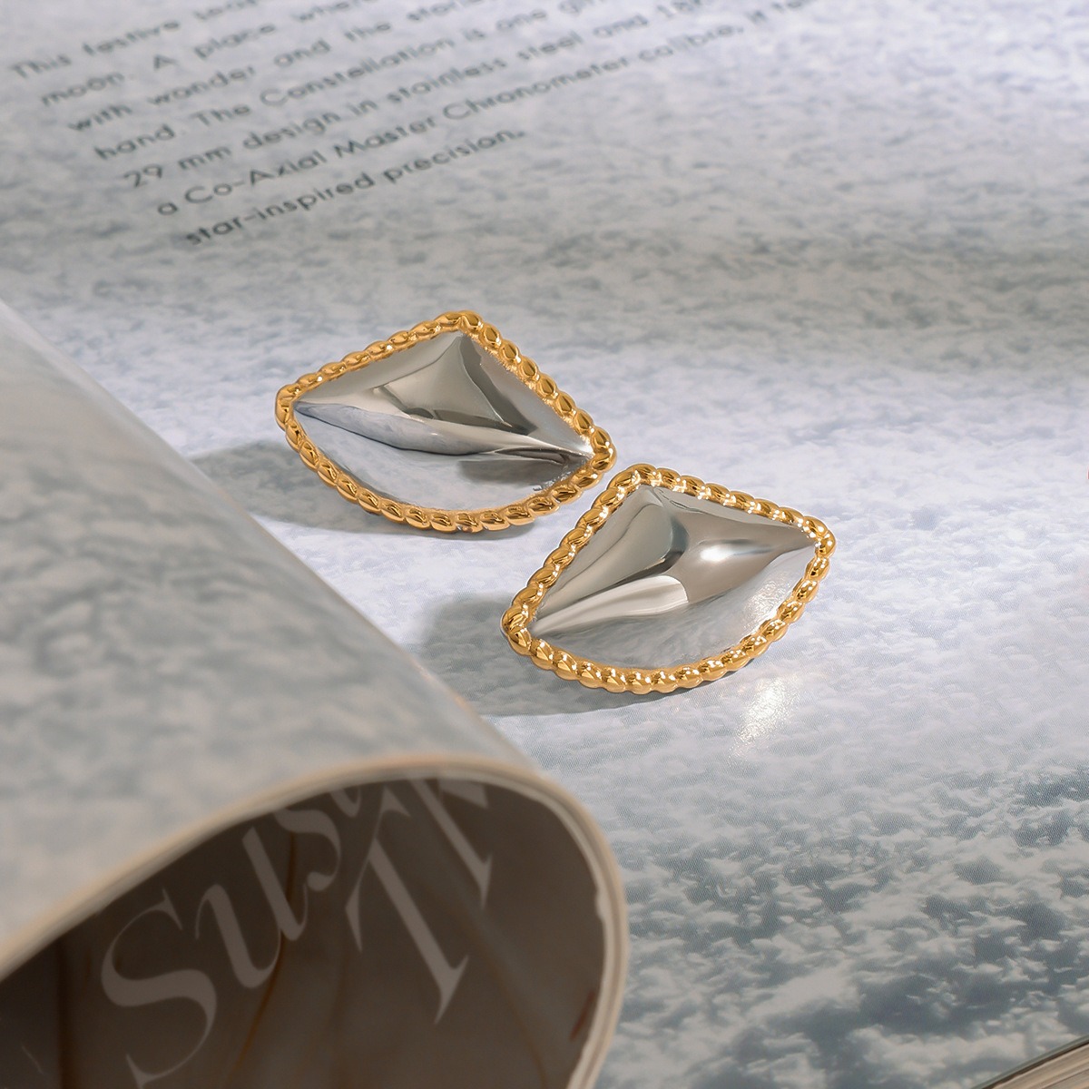 18K gold fan-shaped earrings with gold and silver color matching design