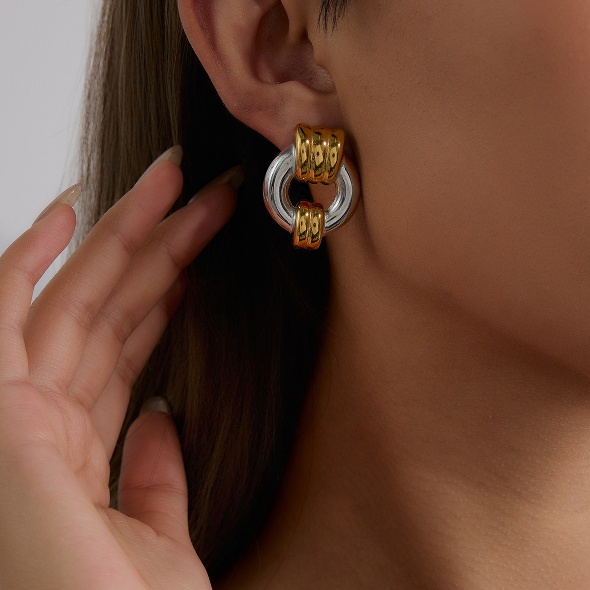 18K gold hollow round with striped design trendy personality earrings - Image 7