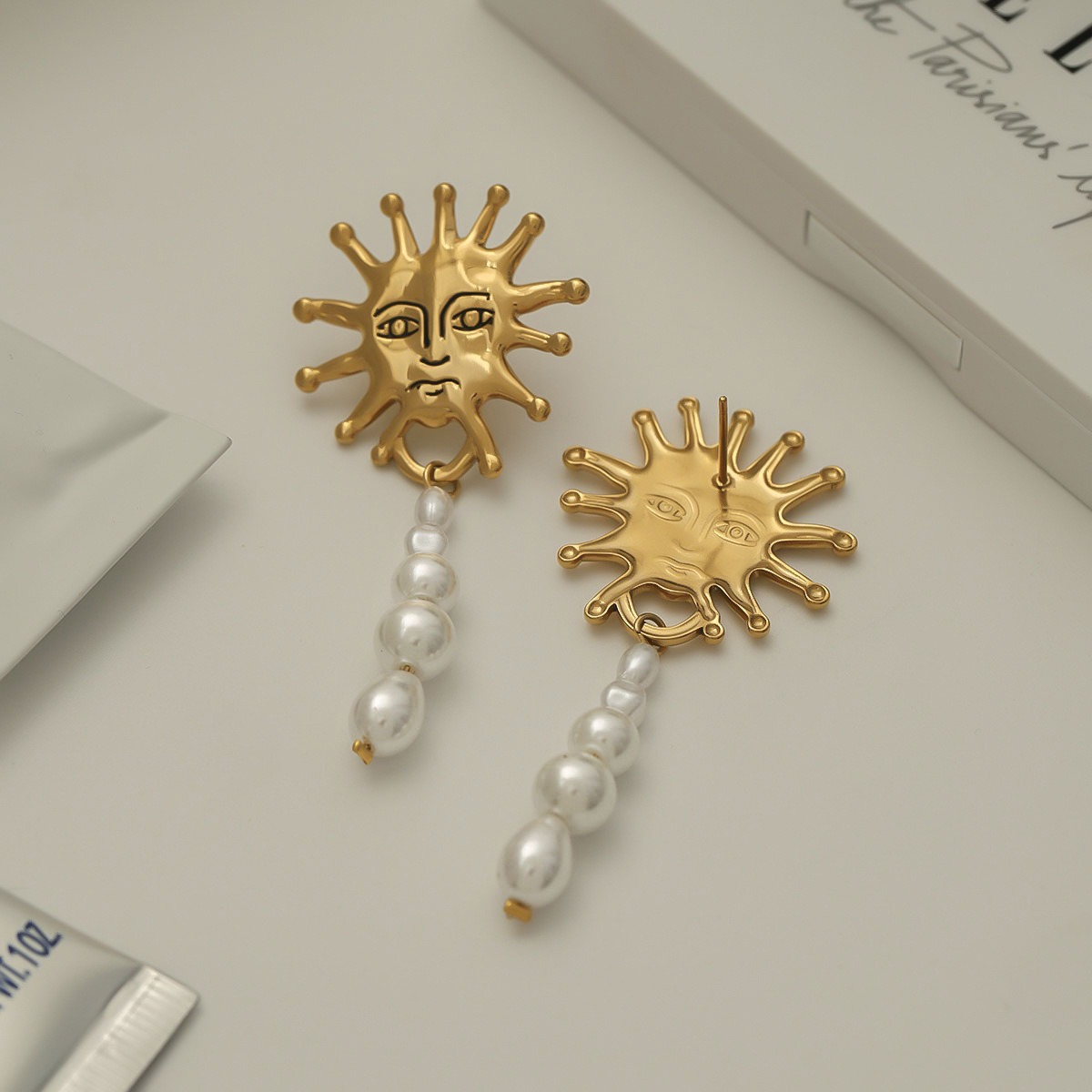 18K gold sun-shaped earrings with pearl design