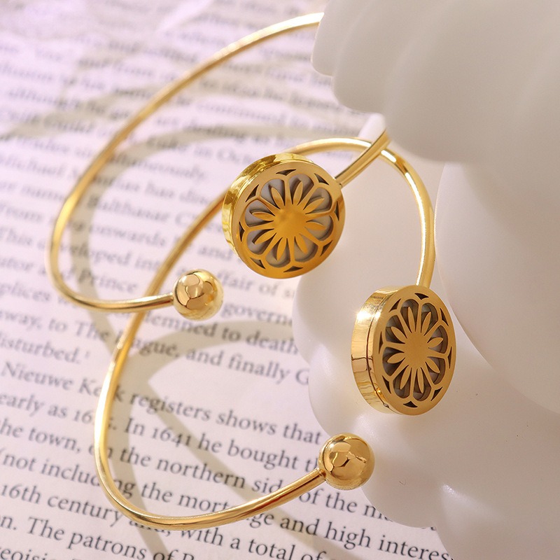 18K gold round bracelet with hollow flower pattern design, classic and fashionable - Image 5