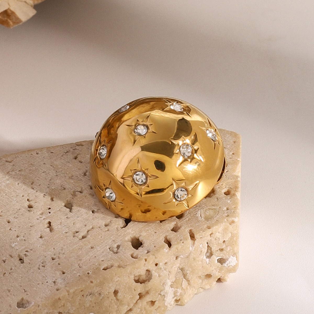 18K gold hemisphere with eight-pointed star pattern inlaid gemstone design light luxury high-end brooch