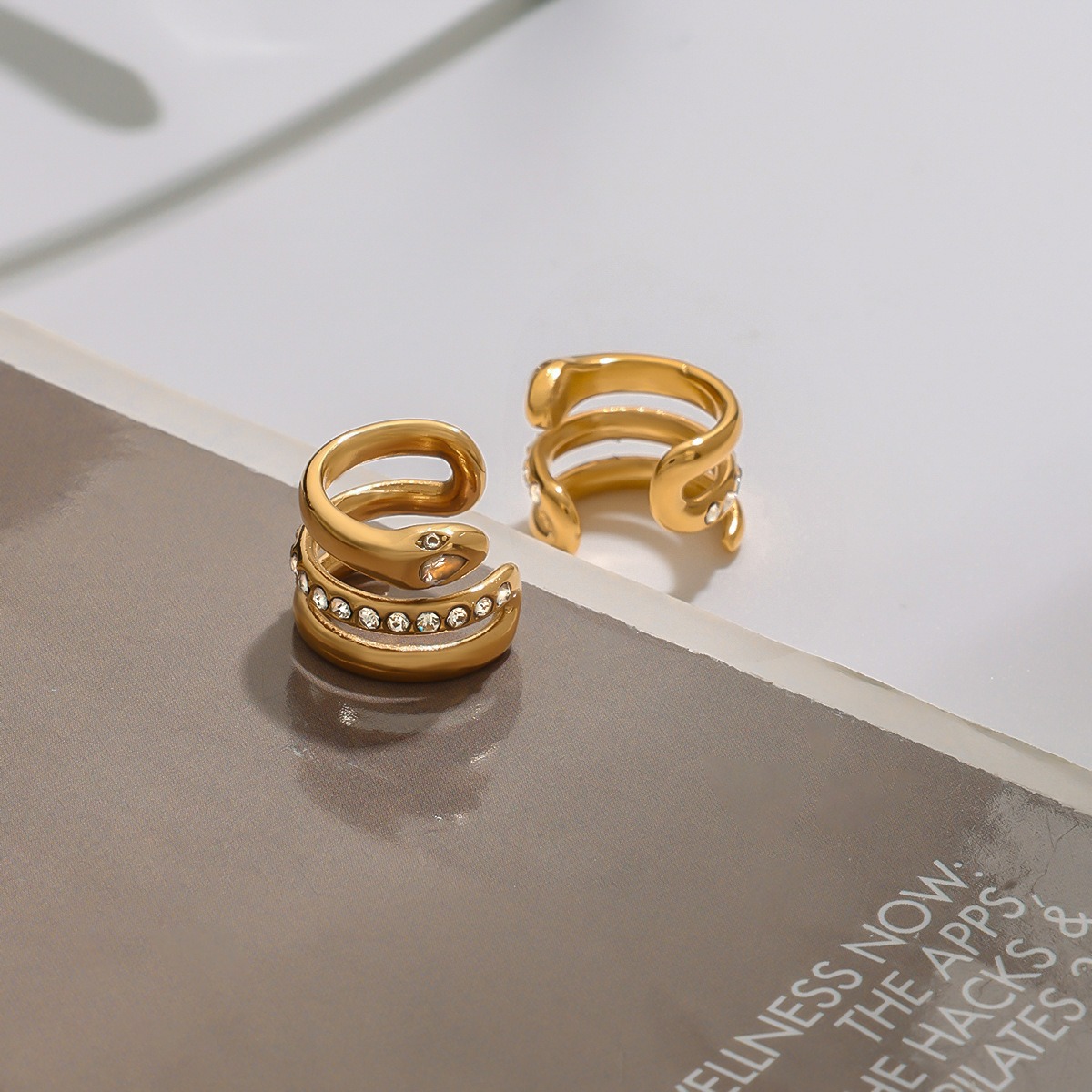 18K gold geometric diamond earrings with exquisite design - Image 2